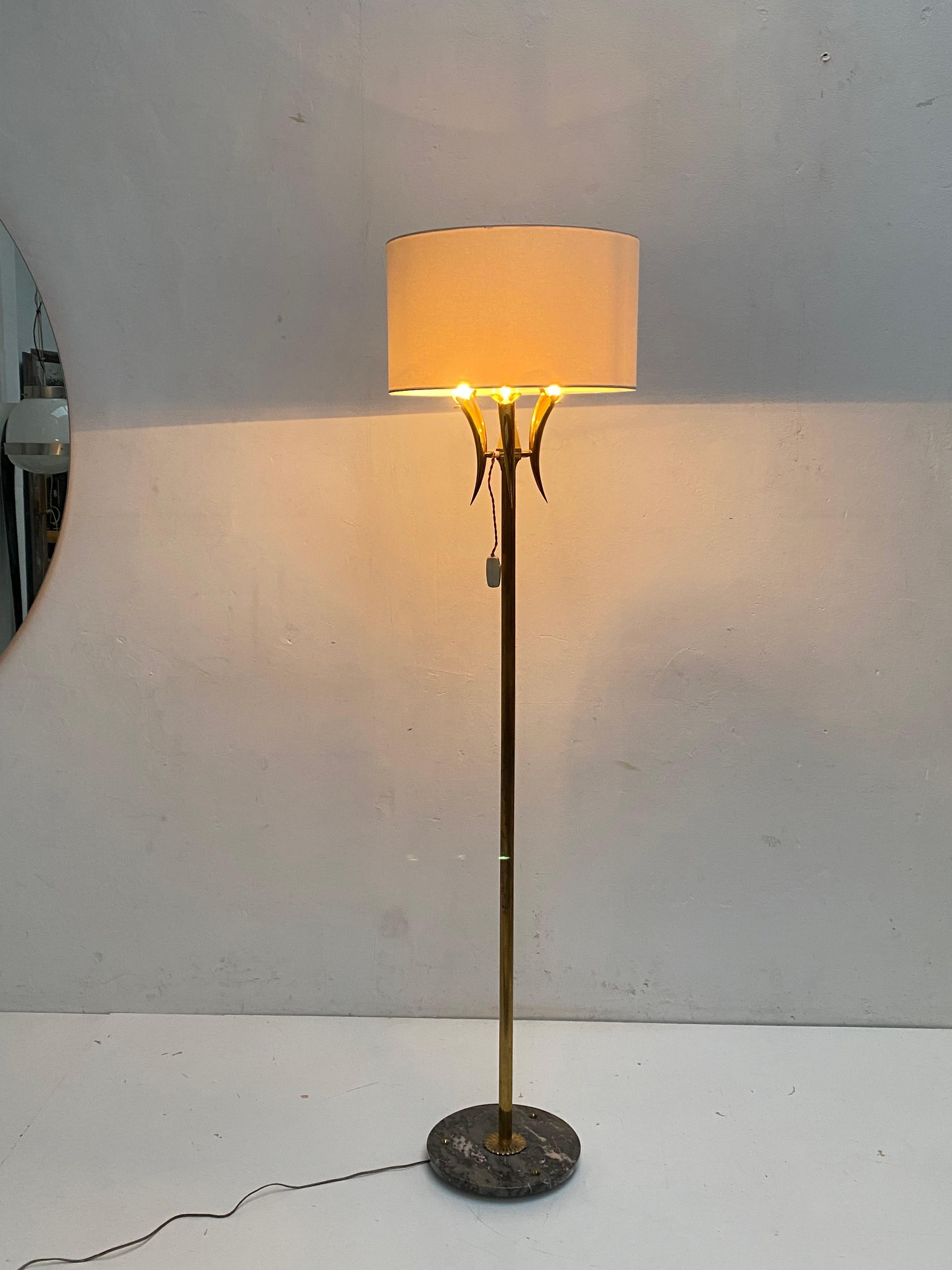 Stunning Italian Floorlamp from the 1950's

Black & Pink Carrara marble base and 3 beautiful detailed brass 'flower' bulb holders 

The lamp will be sold without the shade, a new custom matching shade would have to be made locally  

The finest