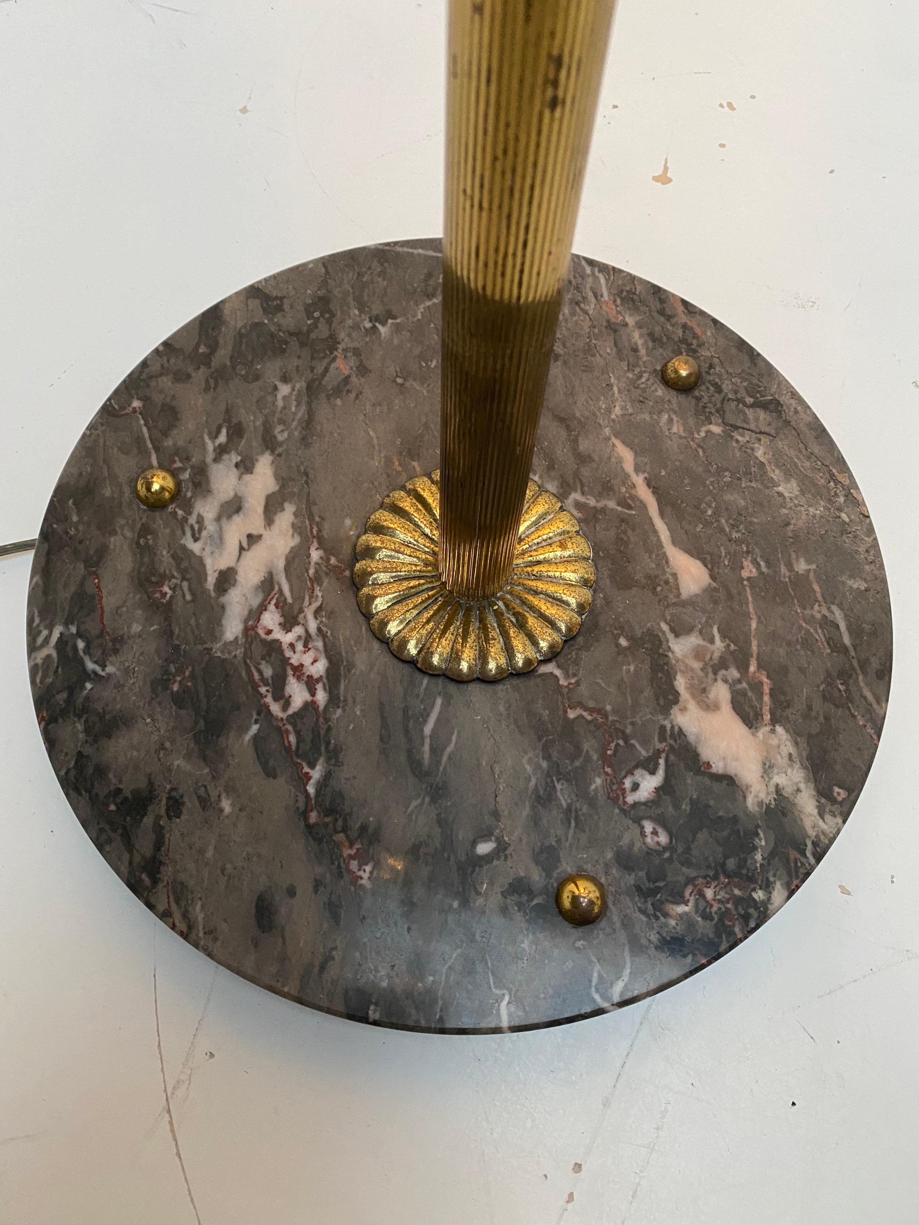 Superbe lampadaire italien original des années 1950 en laiton et base en marbre noir et rose Bon état - En vente à bergen op zoom, NL