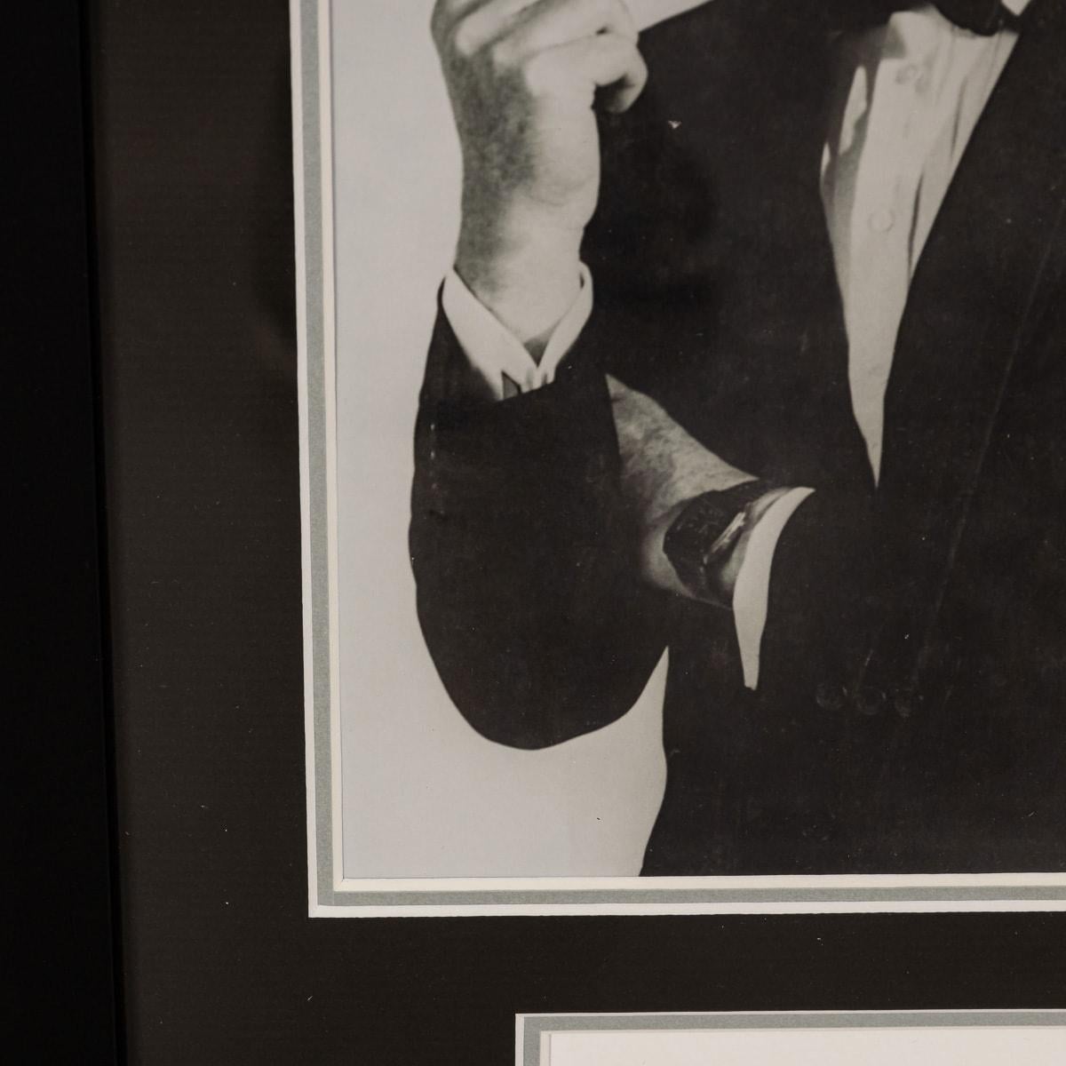Atemberaubendes Original Roger Moore Signatur & Foto im Zustand „Gut“ im Angebot in Royal Tunbridge Wells, Kent