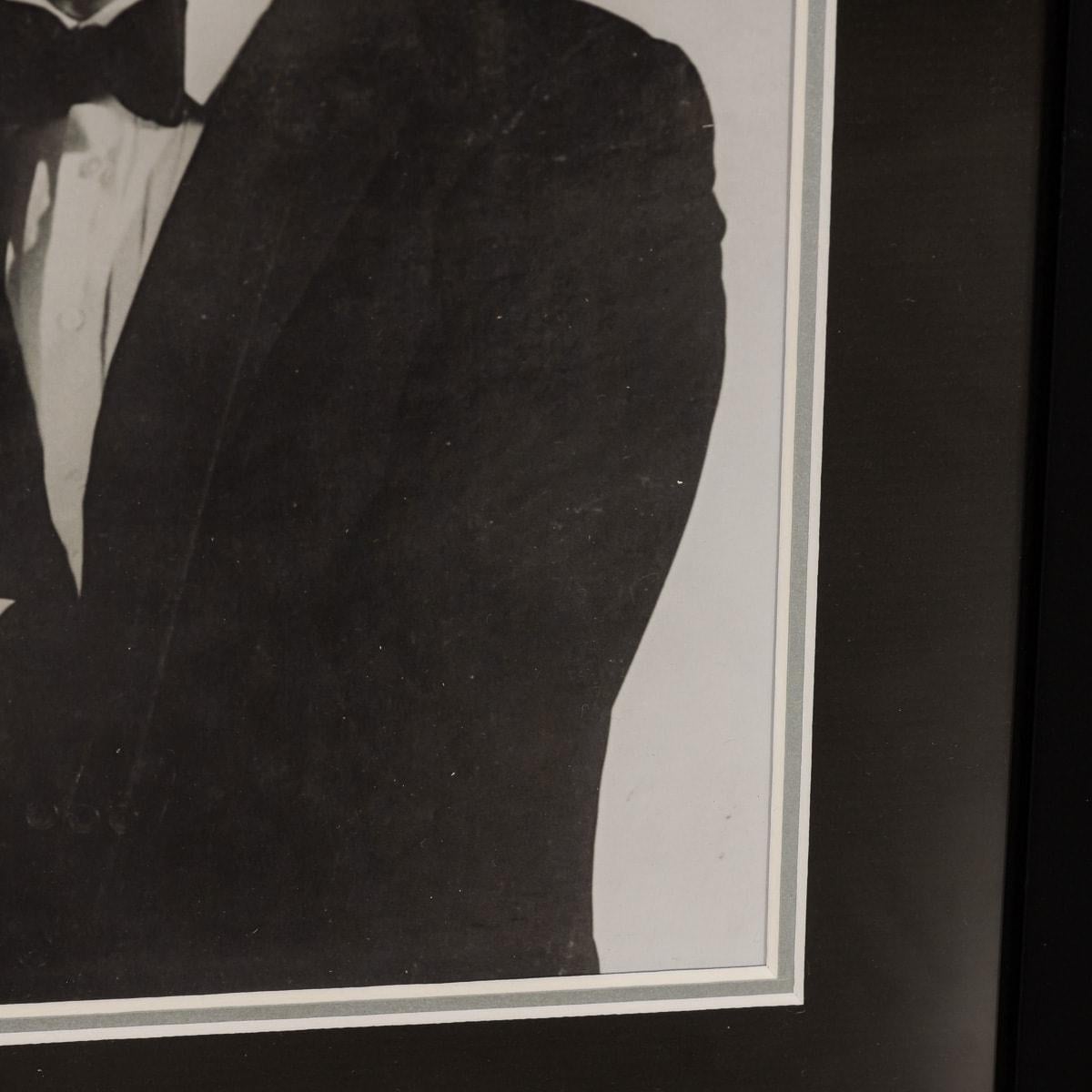 Atemberaubendes Original Roger Moore Signatur & Foto (20. Jahrhundert) im Angebot