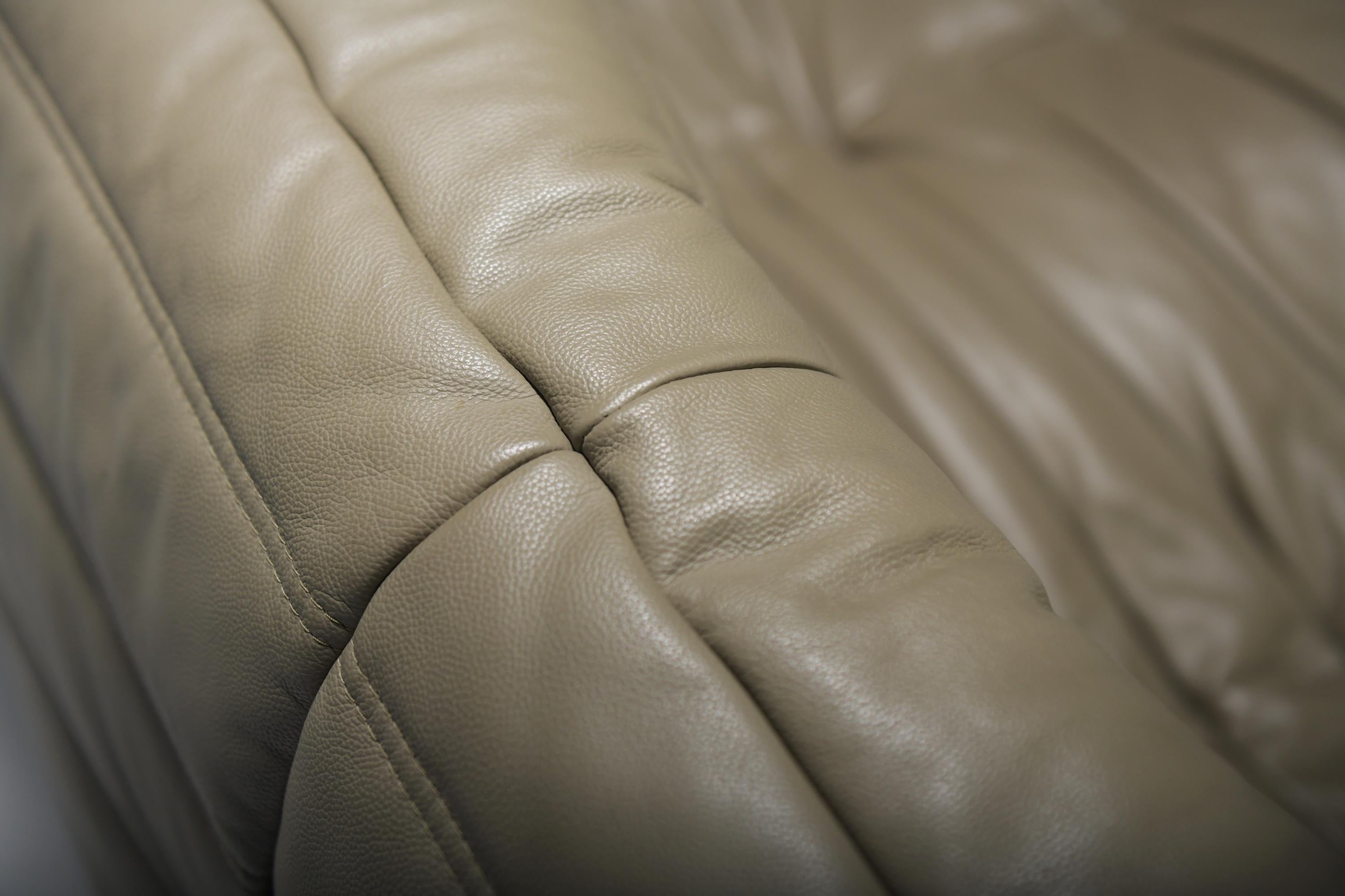 Stunning, original Togo (2011) in khaki leather by Michel Ducaroy - Ligne Roset 3