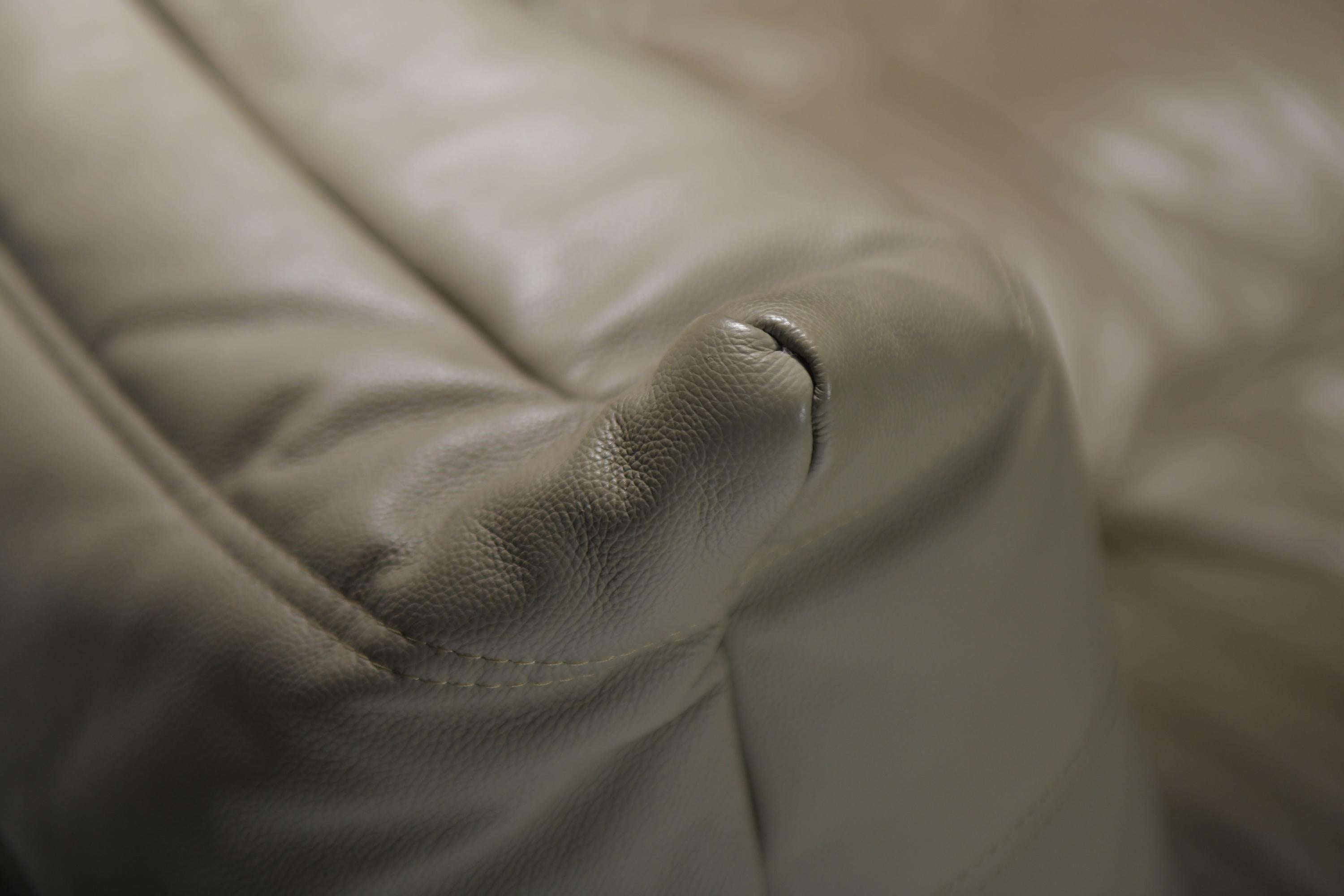 Stunning, original Togo (2011) in khaki leather by Michel Ducaroy - Ligne Roset 2