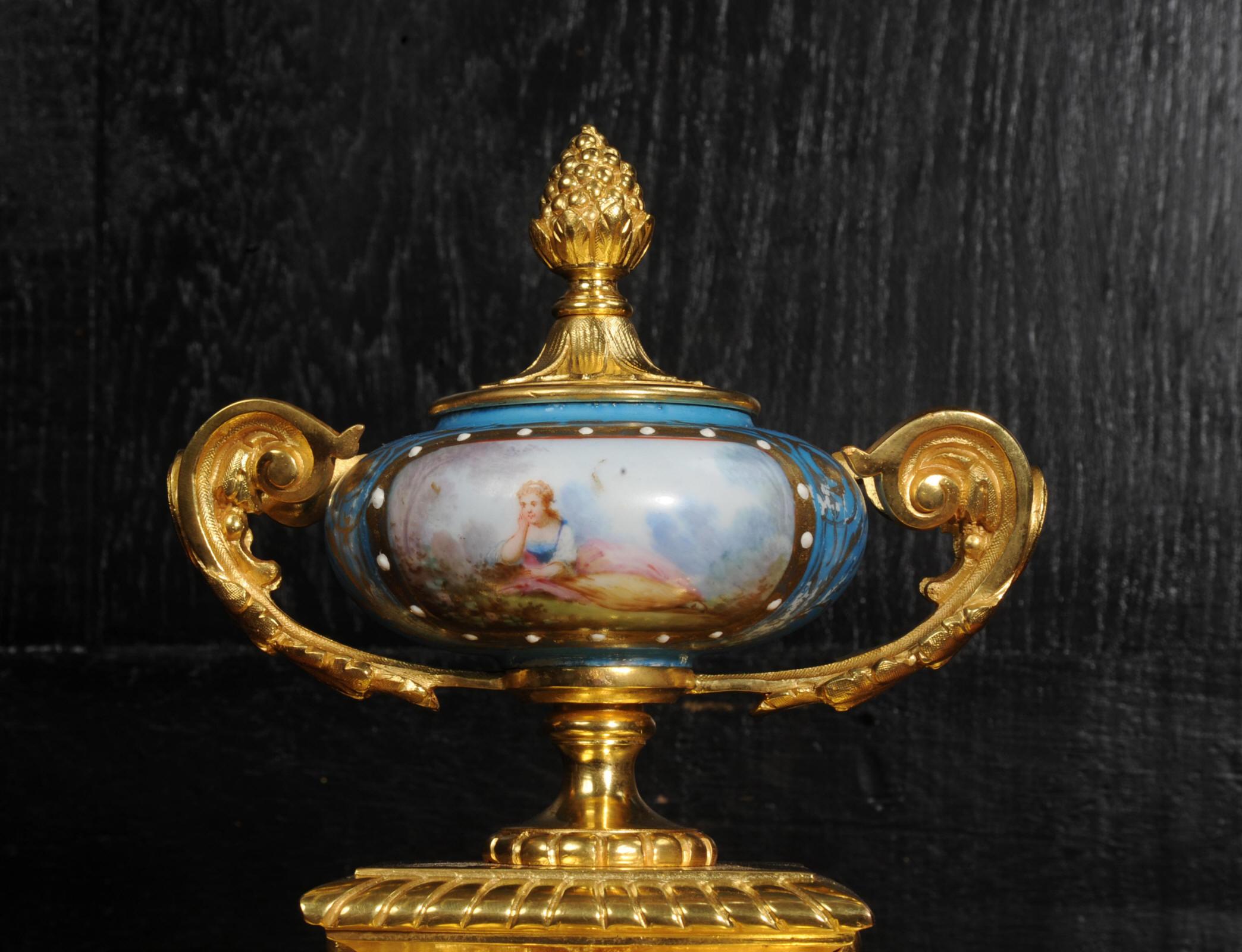 Impresionante Reloj de Ormolu y Porcelana de Sevres Boudoir Antique French en venta 6