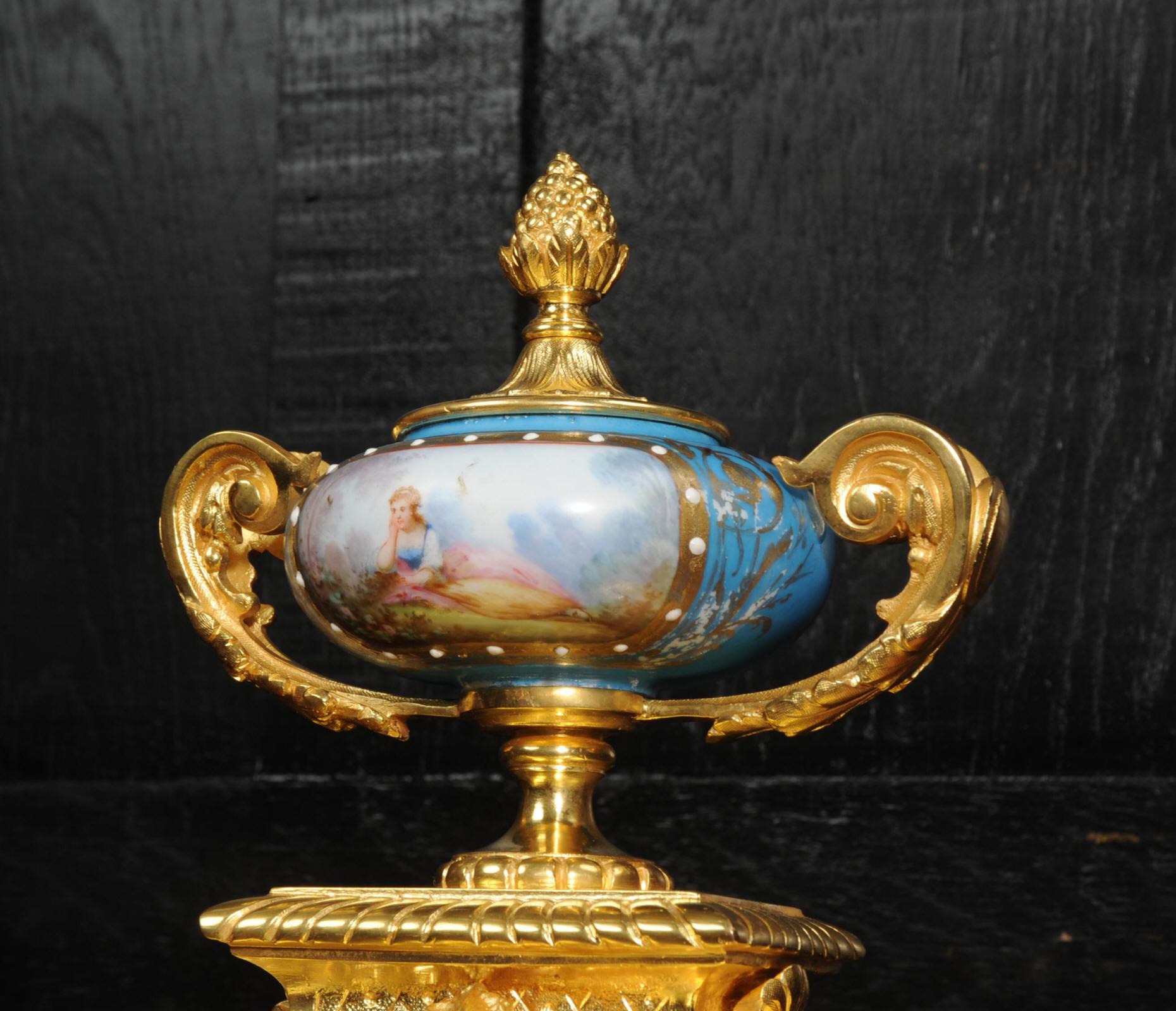 Impresionante Reloj de Ormolu y Porcelana de Sevres Boudoir Antique French en venta 7
