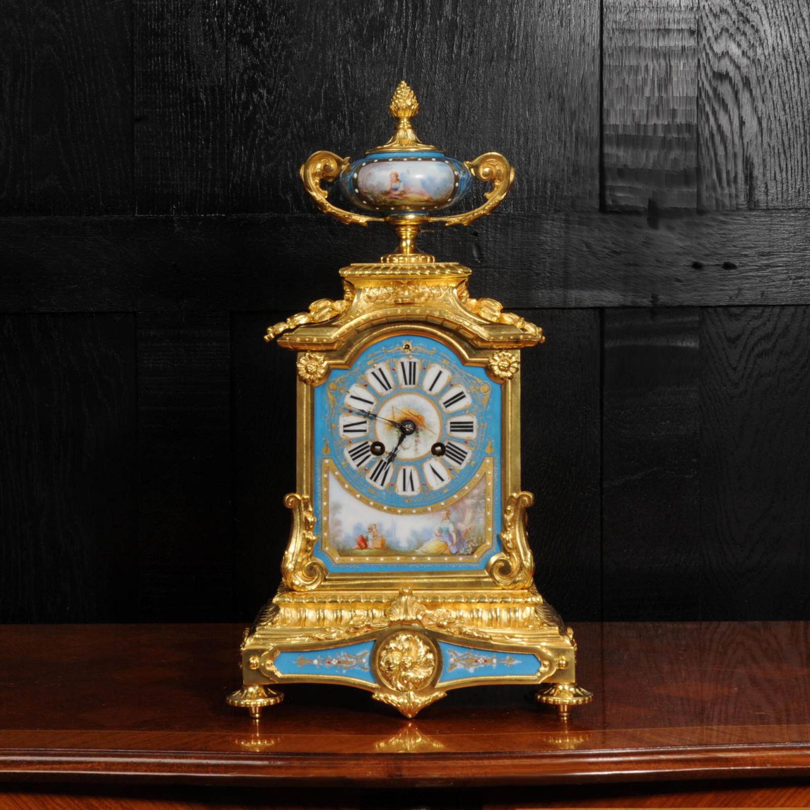 Fino e impresionante reloj de tocador original francés antiguo. Está bellamente realizada en ormolu (bronce finamente dorado), muy bien modelada y cincelada, y montada con exquisita porcelana estilo Sèvres. El ormolu está en un estado impresionante,