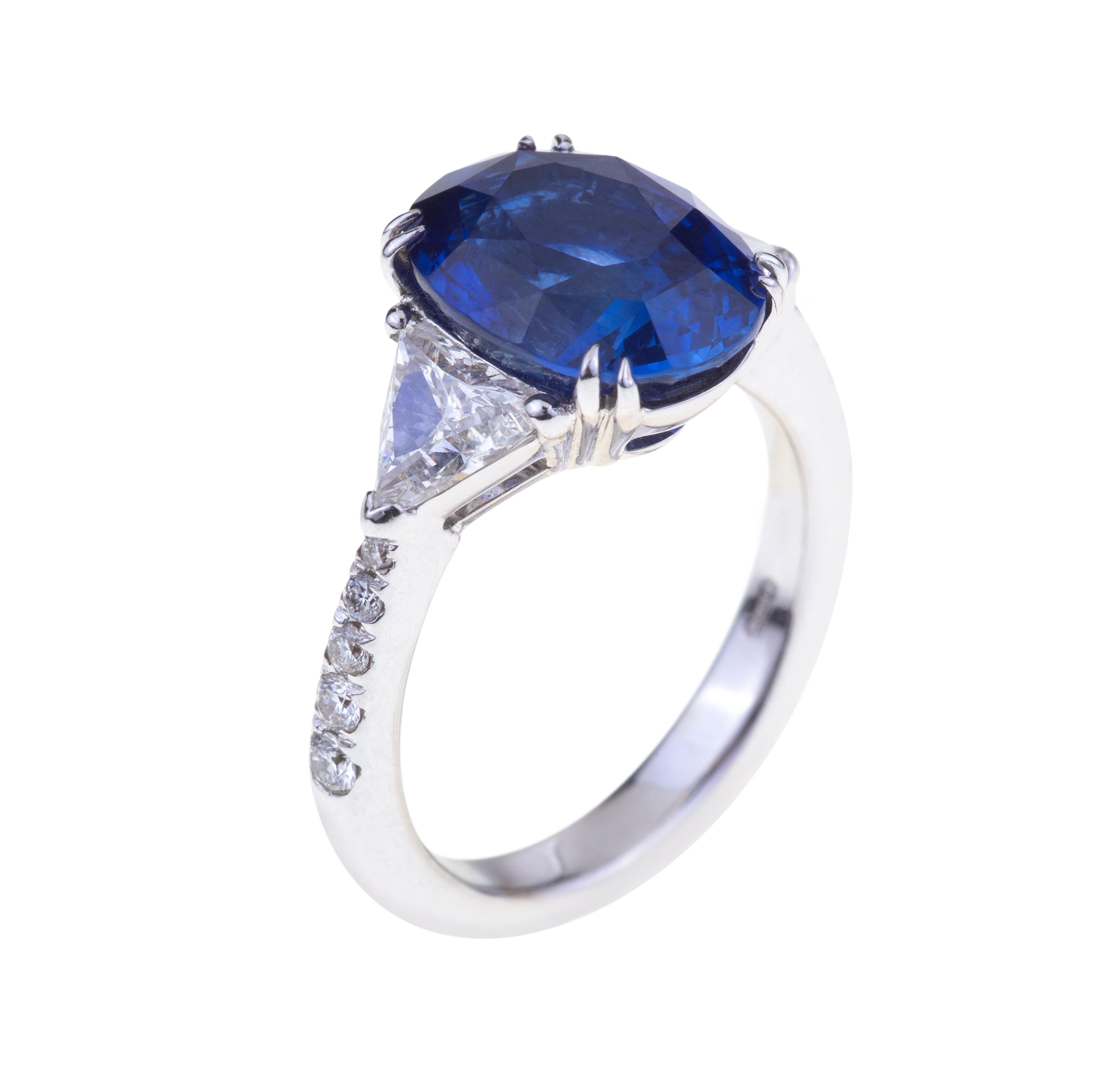 Stunning Oval Blue Sapphires Ring ct. 5.90 Certificate with Diamonds.
Classic Design for this Ring with a Stunning Blue Sapphire (ct. 5.90 ) with Diamonds on the side (ct. 1.18 Round G-SI). The weight of 18kt Gold is 6.10. Certificate
