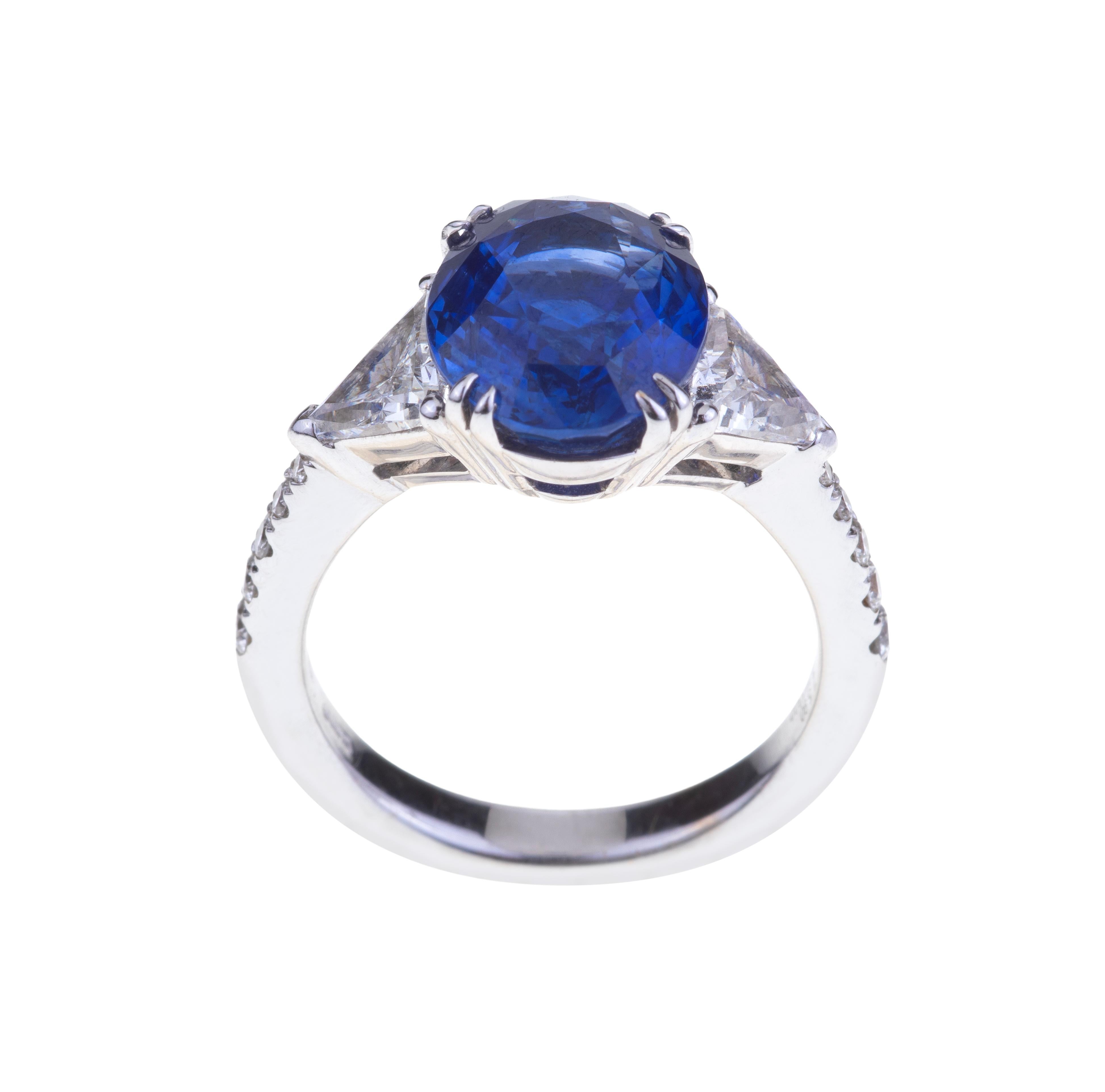Contemporary Stunning Oval Blue Sapphires Ring ct. 5.90 Cert. with Diamonds. Unique Storage For Sale