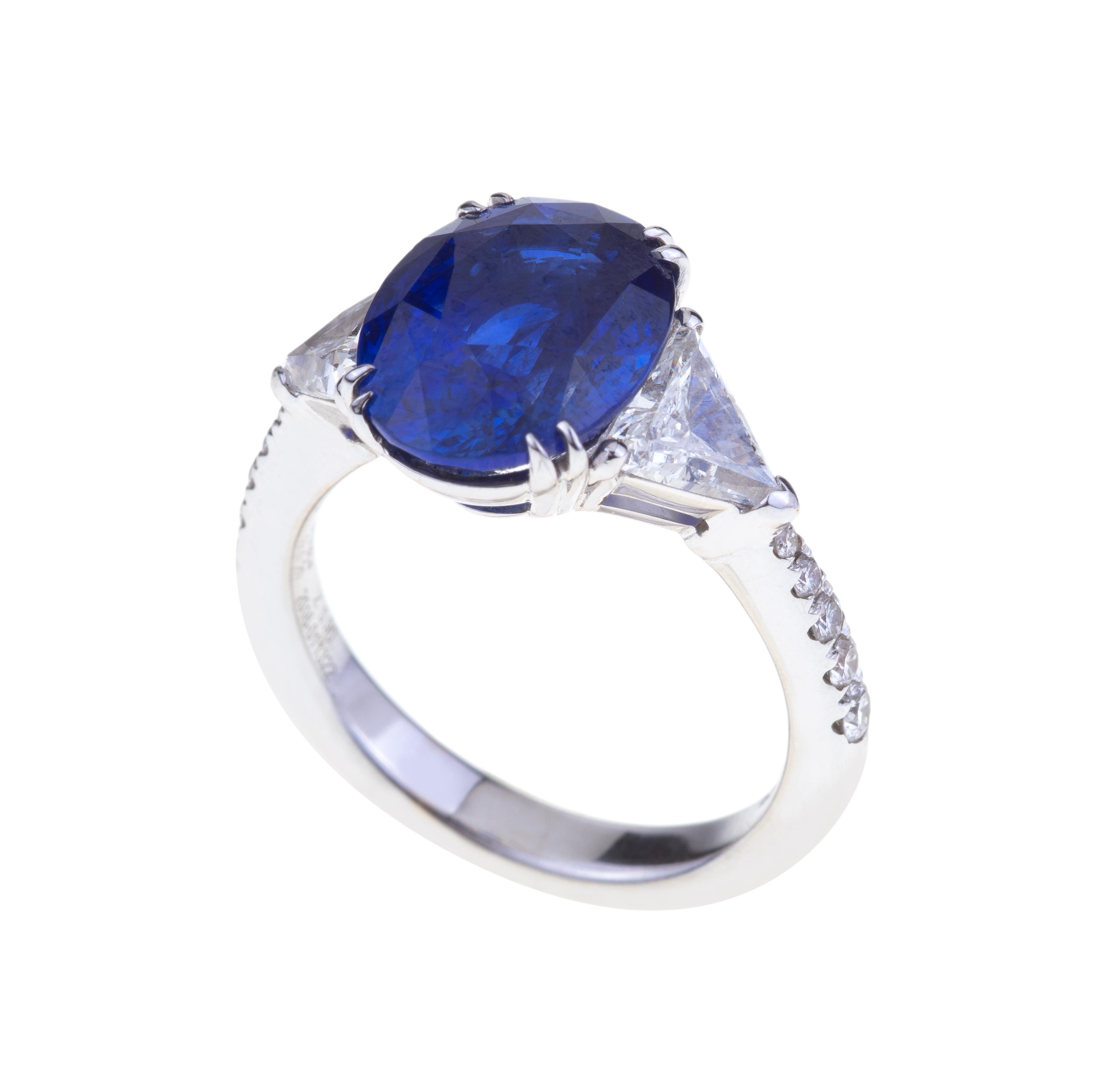 Taille ovale Superbe bague saphirs bleus ovales ct. 5,90 carats avec diamants. Stockage unique en vente
