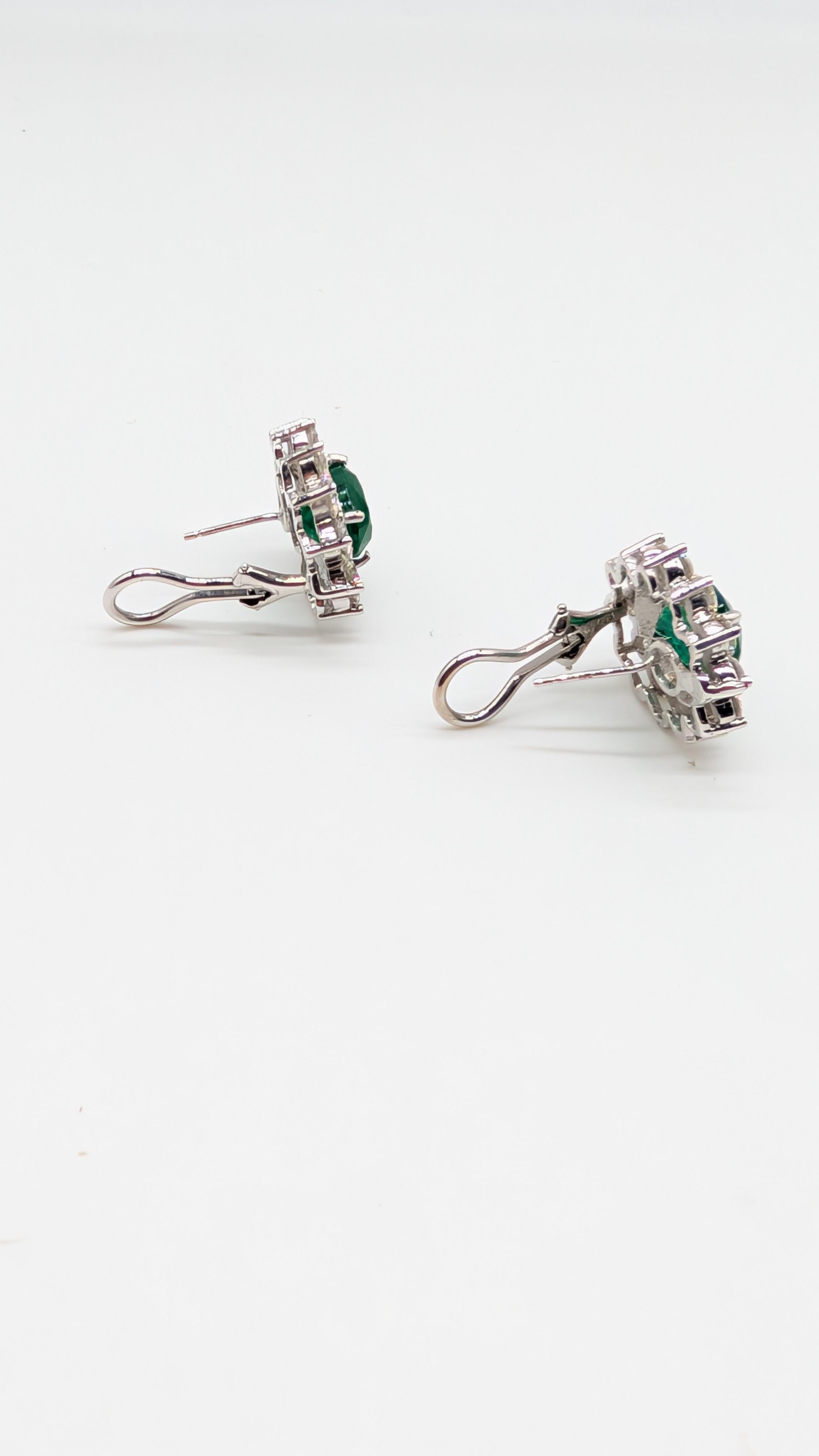 Superbes boucles d'oreilles en émeraude de taille ovale entourée de diamants brillants Pour femmes en vente