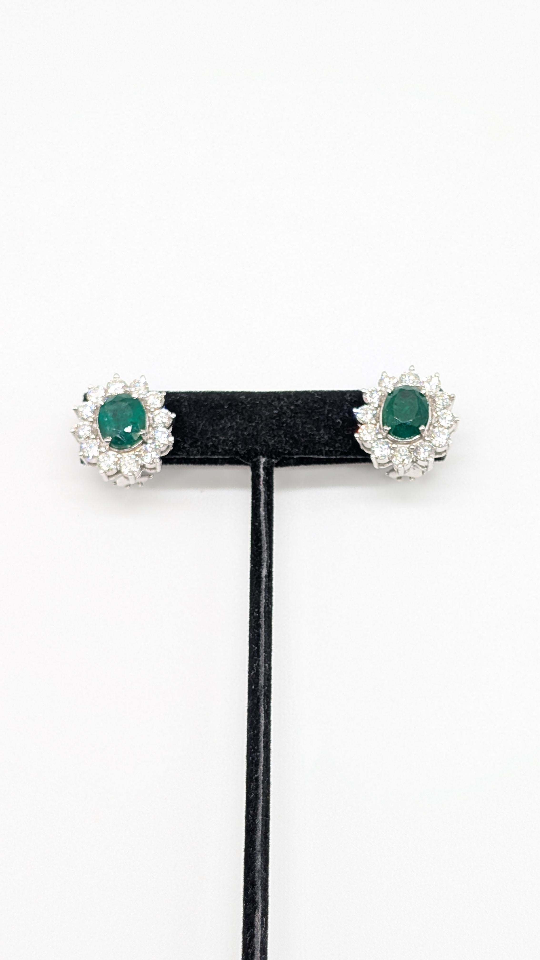 Superbes boucles d'oreilles en émeraude de taille ovale entourée de diamants brillants en vente 1