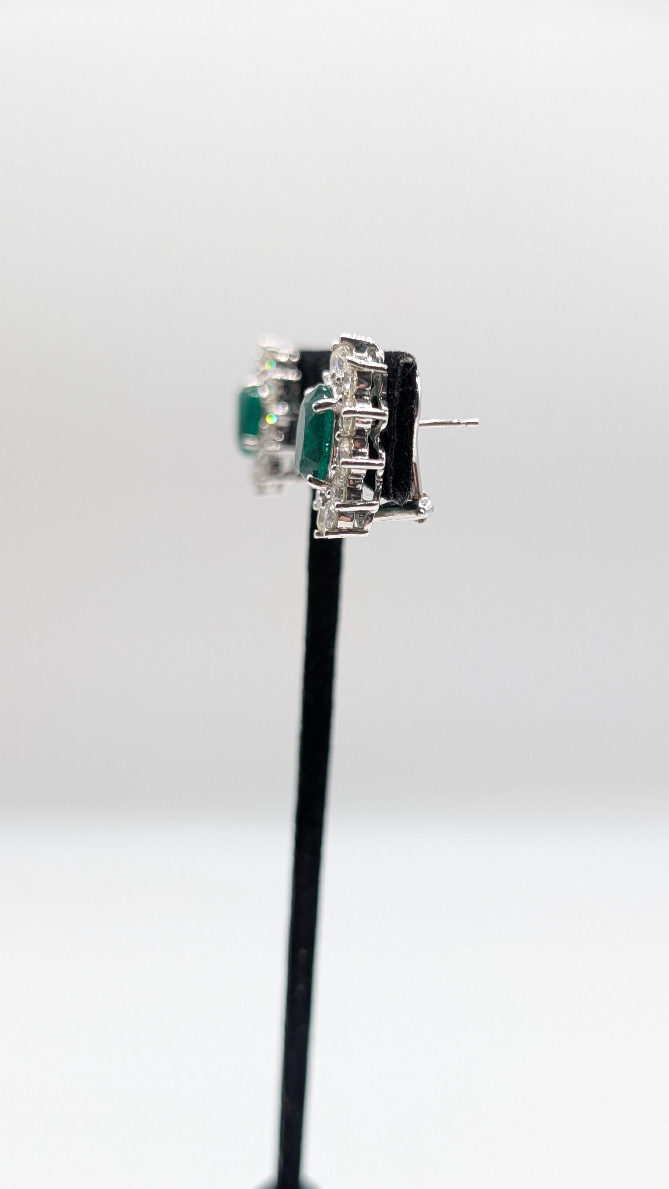 Superbes boucles d'oreilles en émeraude de taille ovale entourée de diamants brillants en vente 2