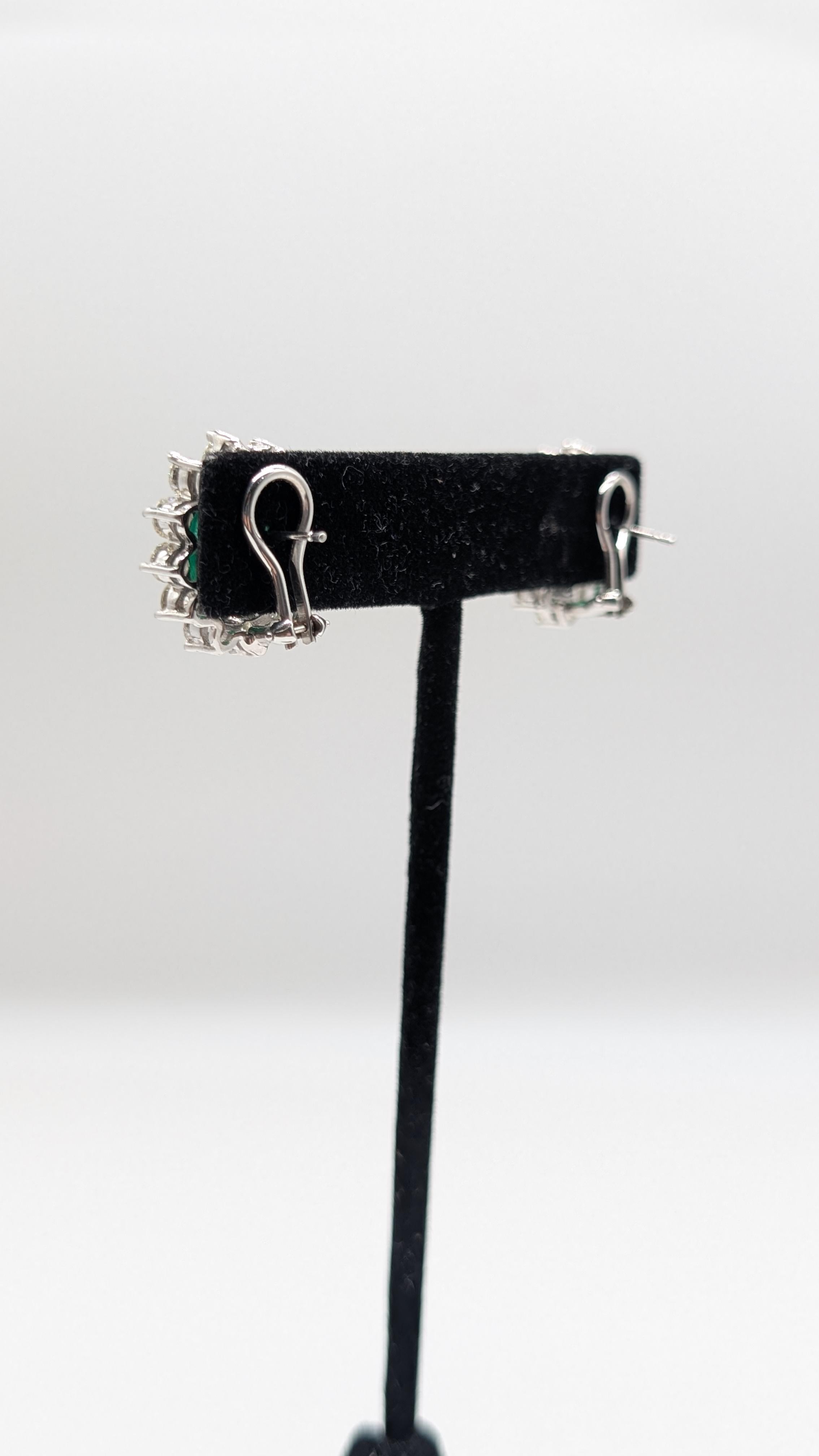 Superbes boucles d'oreilles en émeraude de taille ovale entourée de diamants brillants en vente 3