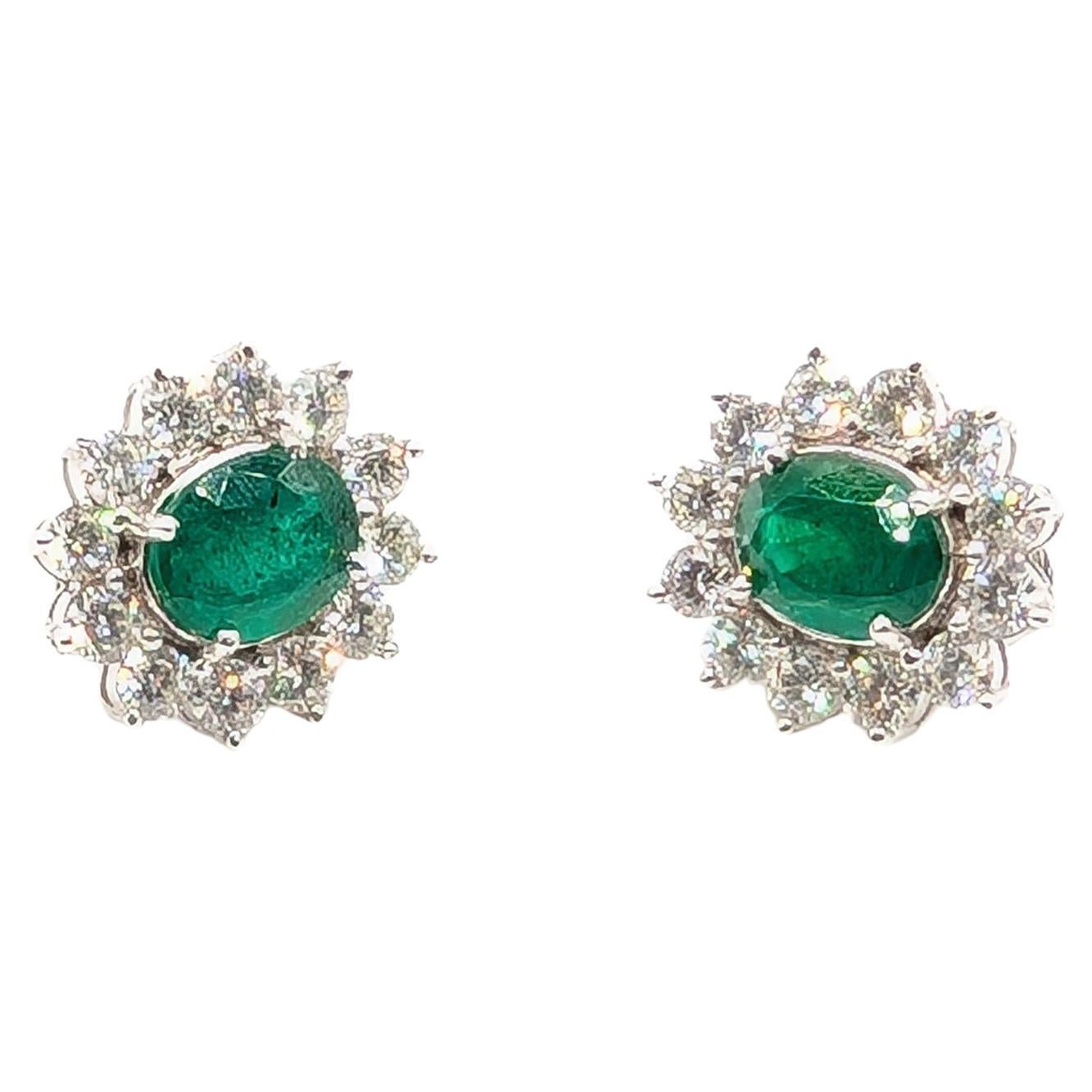 Splendidi orecchini con smeraldo taglio ovale circondato da diamanti brillanti