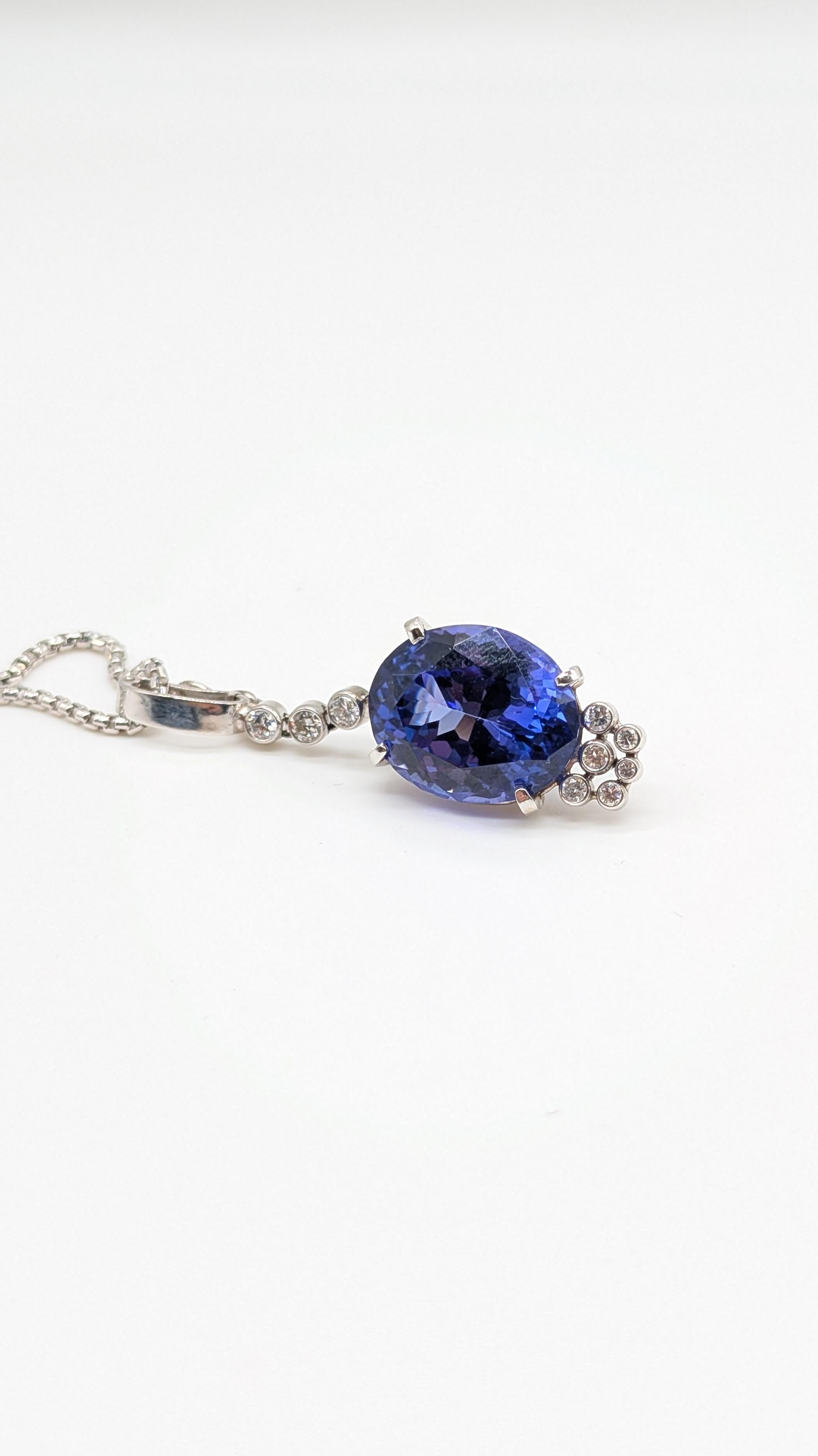 Taglio ovale Splendido ciondolo di tanzanite taglio ovale con diamanti abbaglianti in vendita