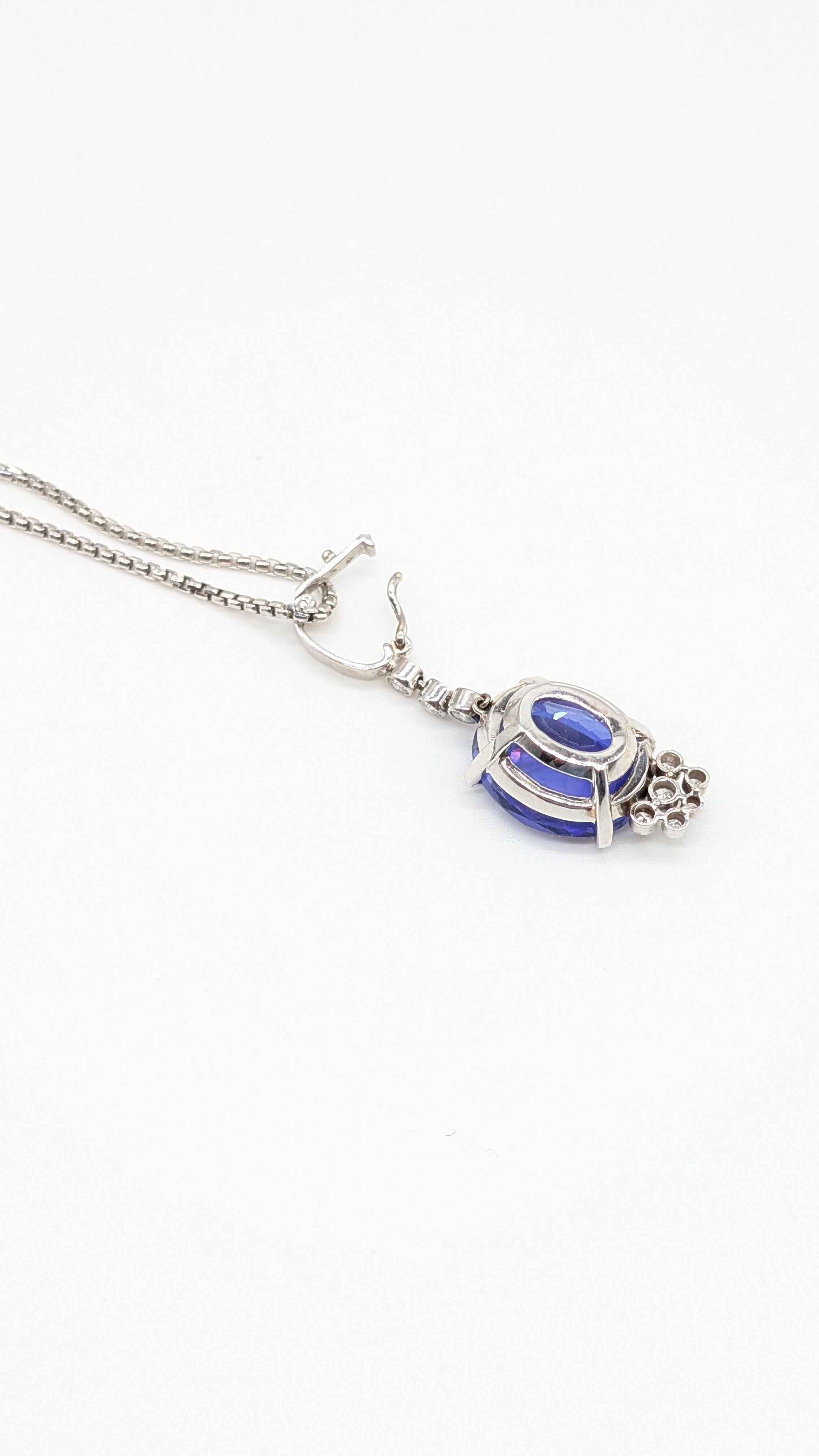 Splendido ciondolo di tanzanite taglio ovale con diamanti abbaglianti In condizioni Nuovo in vendita a New York, US