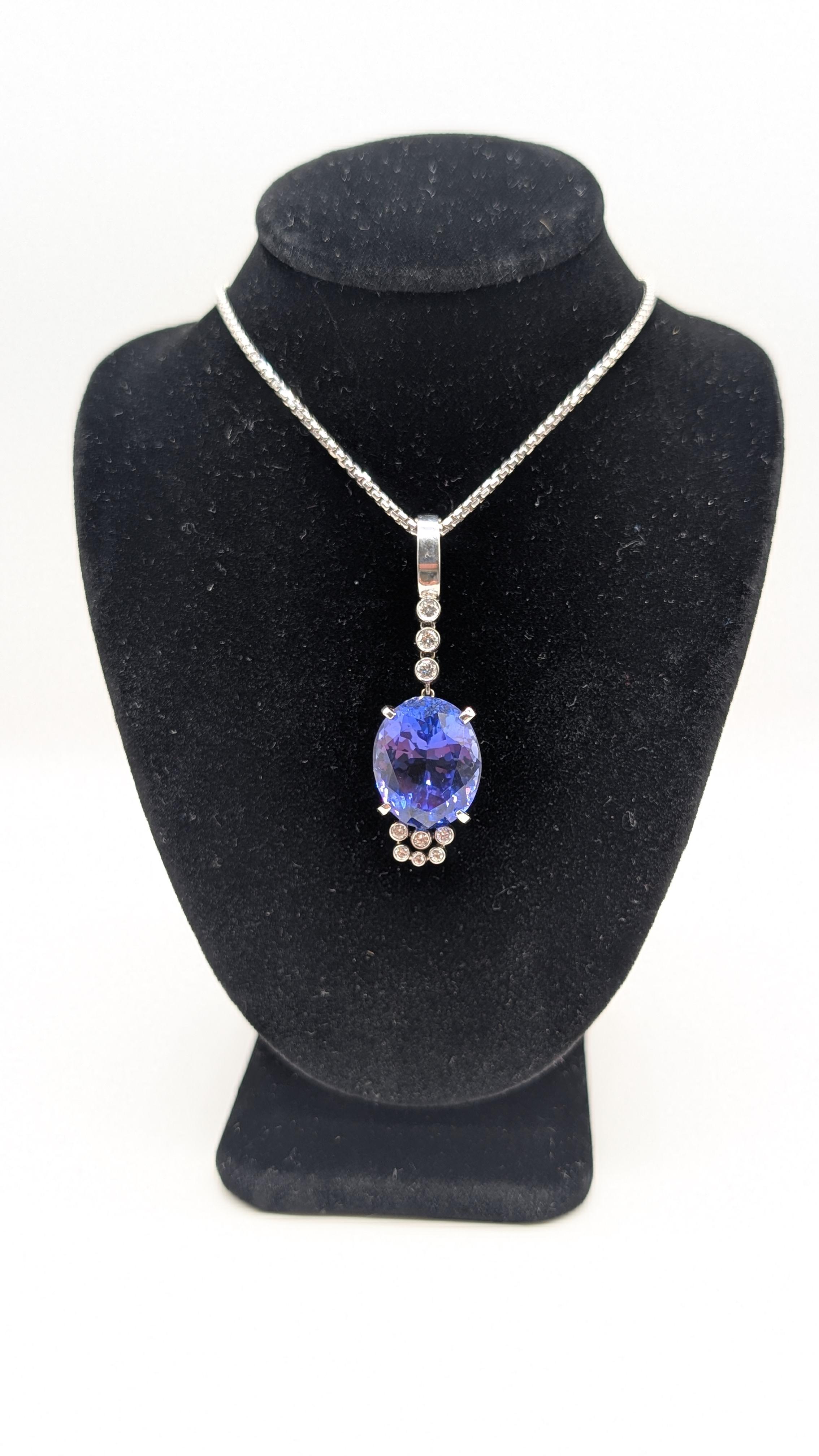 Donna Splendido ciondolo di tanzanite taglio ovale con diamanti abbaglianti in vendita