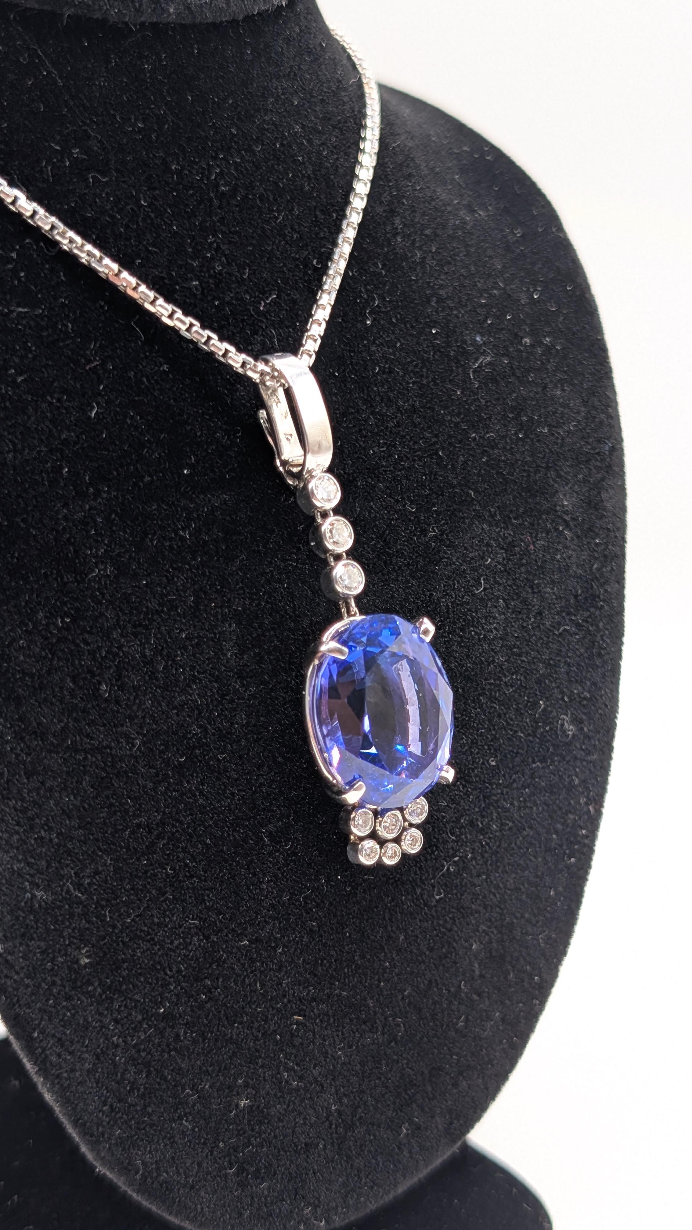 Splendido ciondolo di tanzanite taglio ovale con diamanti abbaglianti in vendita 1