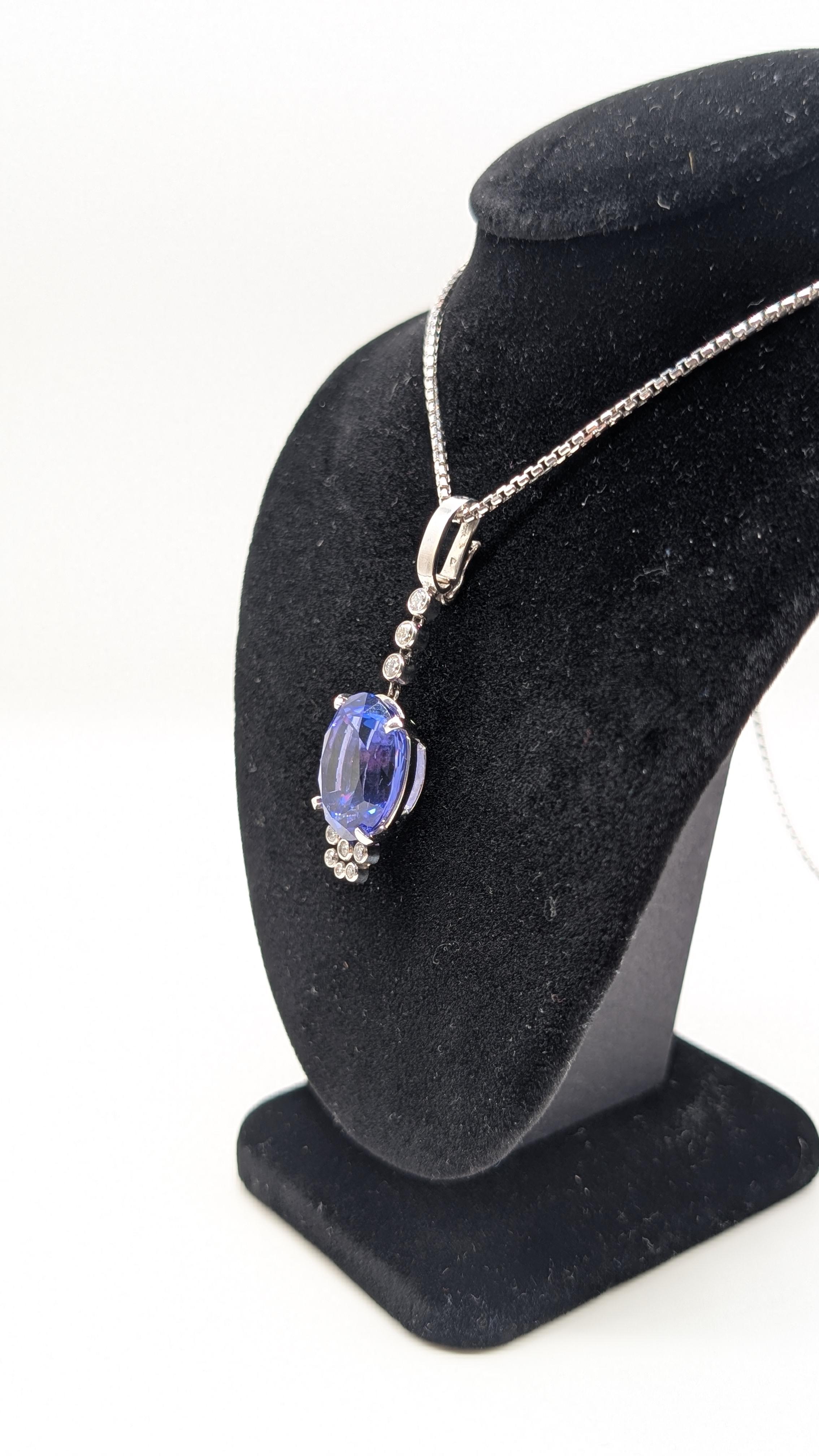 Splendido ciondolo di tanzanite taglio ovale con diamanti abbaglianti in vendita 2