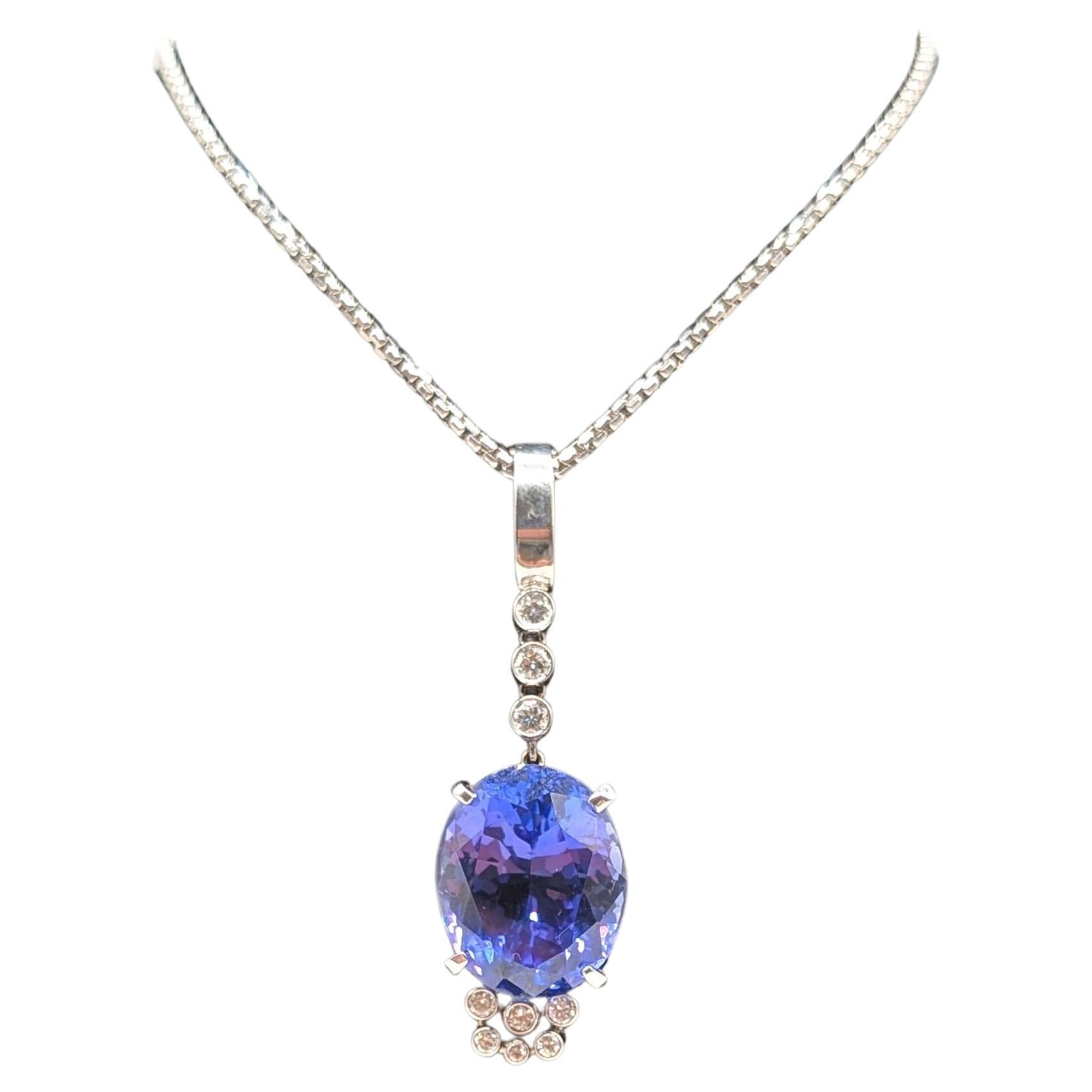 Splendido ciondolo di tanzanite taglio ovale con diamanti abbaglianti in vendita