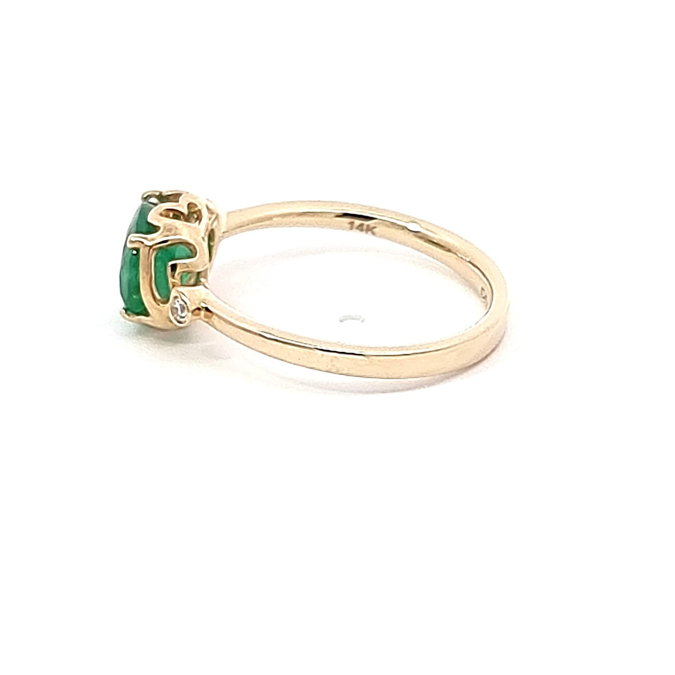 Stunning Oval Emerald Ring with Two White Diamonds on the Side in 14K Gold In New Condition For Sale In ประเวศ, TH