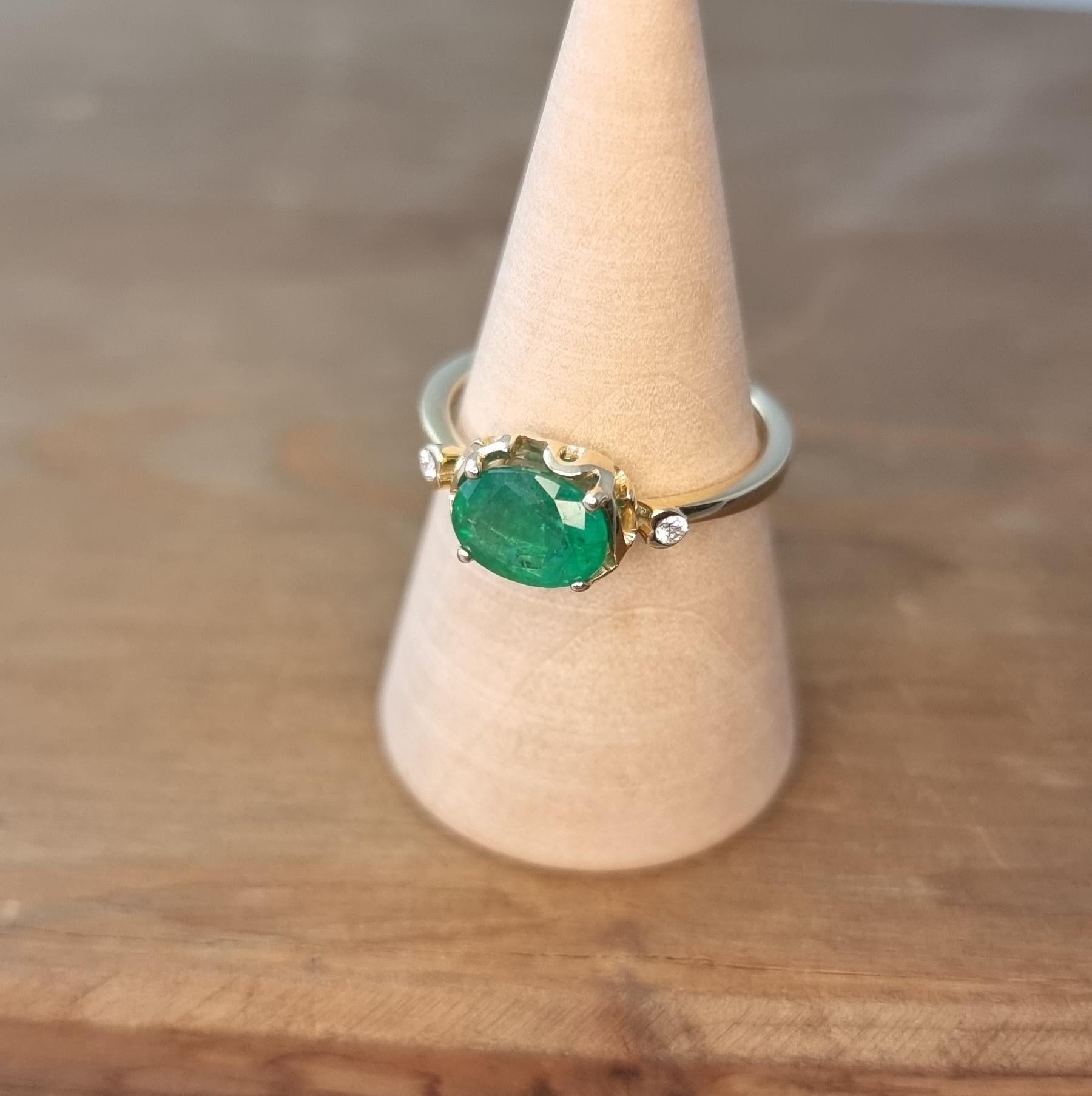 Stunning Oval Emerald Ring with Two White Diamonds on the Side in 14K Gold For Sale 1