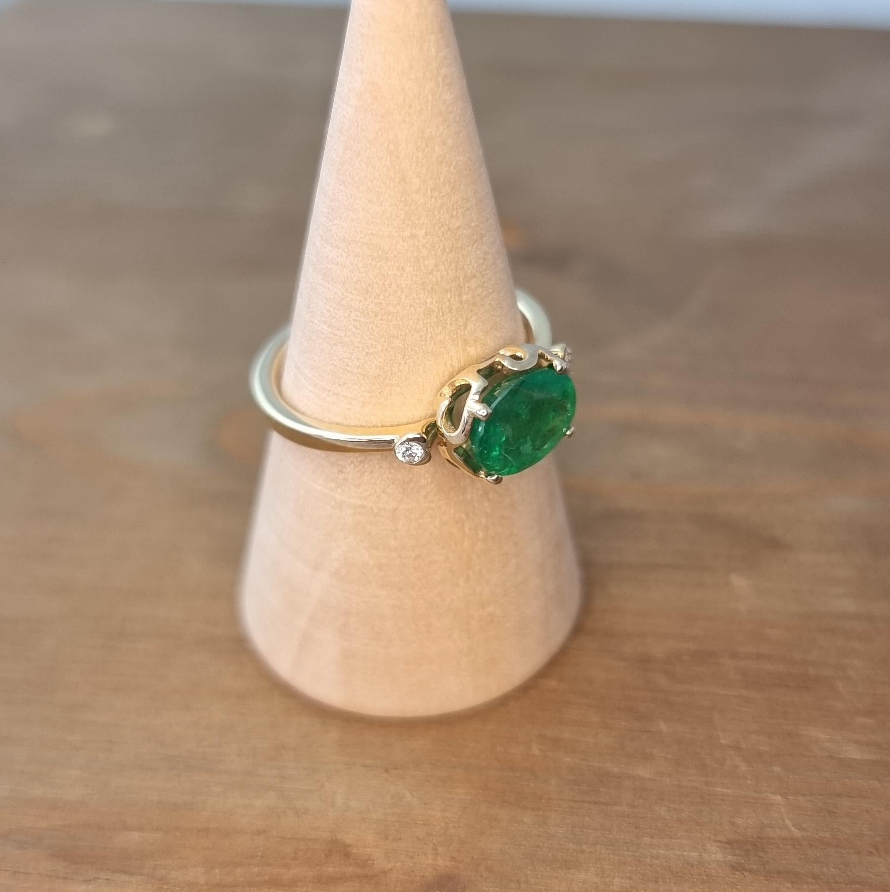 Stunning Oval Emerald Ring with Two White Diamonds on the Side in 14K Gold For Sale 2