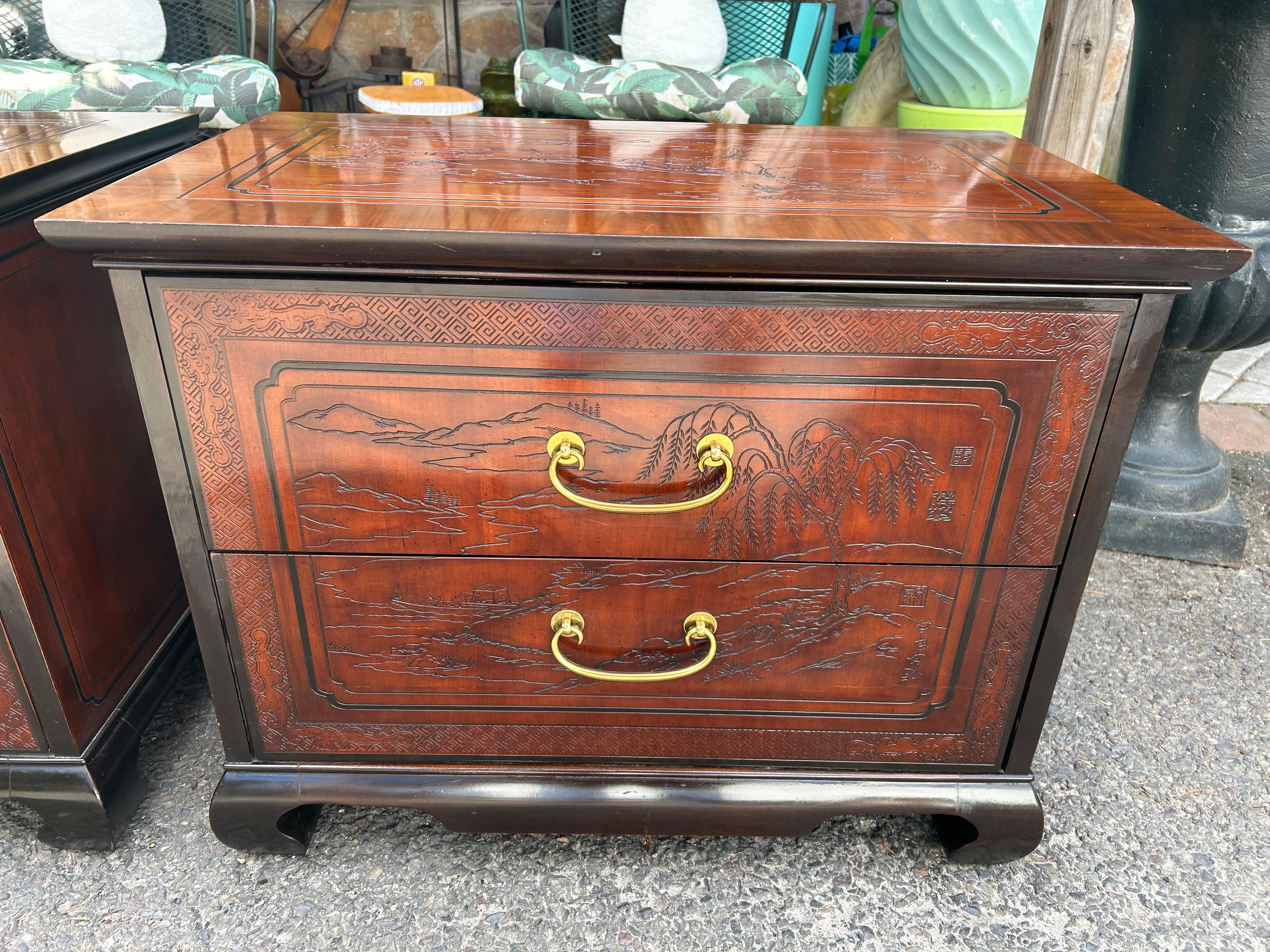 Superbe paire de tables de nuit Chinoiserie Drexel Heritage.  Nous adorons les paysages asiatiques sculptés et incisés sur les dessus et les façades des tiroirs de ces belles tables de chevet - très charmantes en effet.  Ils mesurent 22 