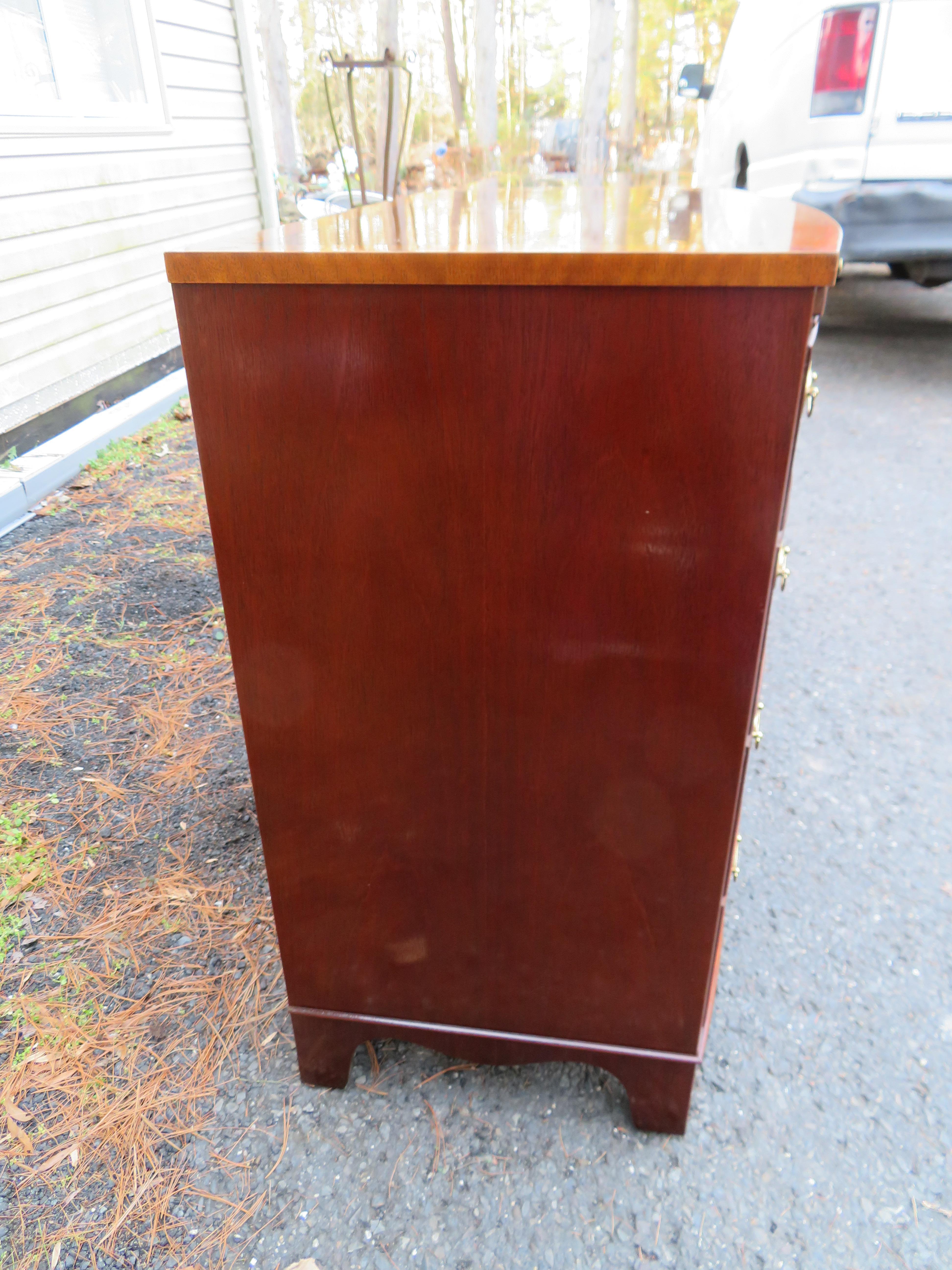 Impresionante Pareja Cofres de soltero con frente de lazo de caoba Hepplewhite de Baker Furniture en venta 1