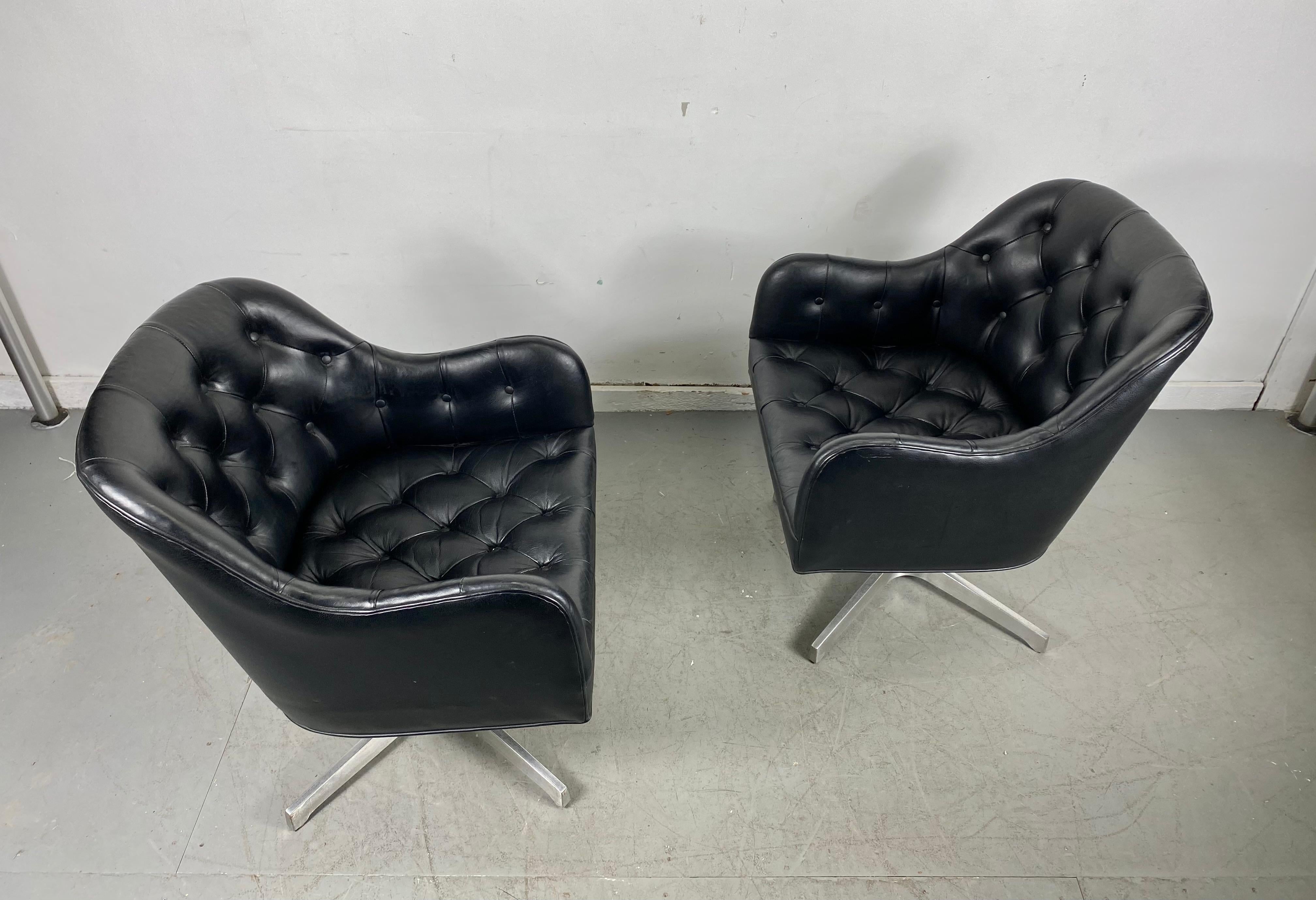 Superbe paire de fauteuils pivotants en cuir noir à boutons tuftés par Jens Risom pour Marble, design classique du milieu du siècle dernier, mécanisme de pivotement auto-équilibrant qui ramène les fauteuils en position, étiquette d'origine de Marble