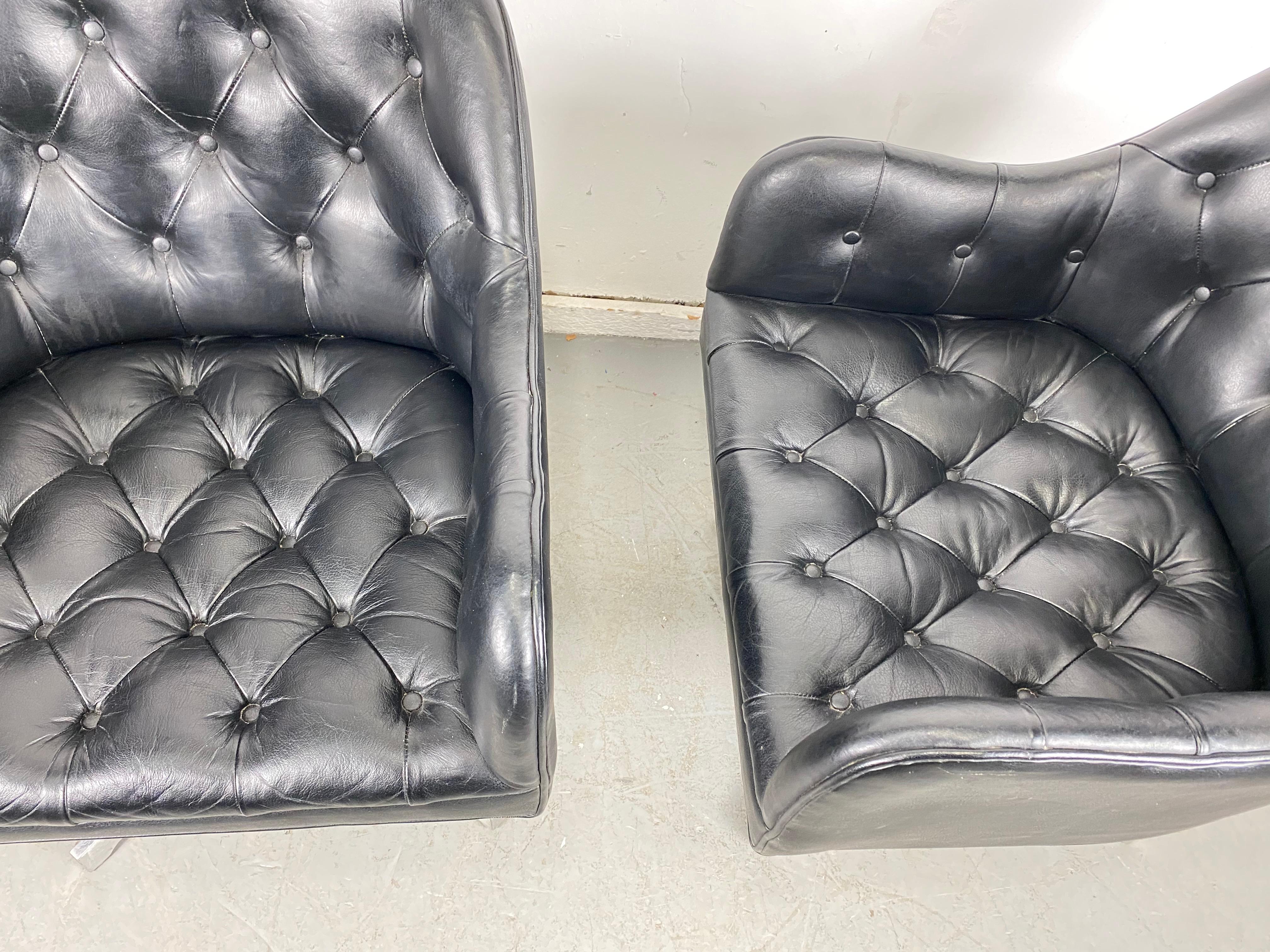 Moulage Paire de superbes chaises pivotantes en cuir touffeté de boutons noirs, Jens Risom pour Marble en vente