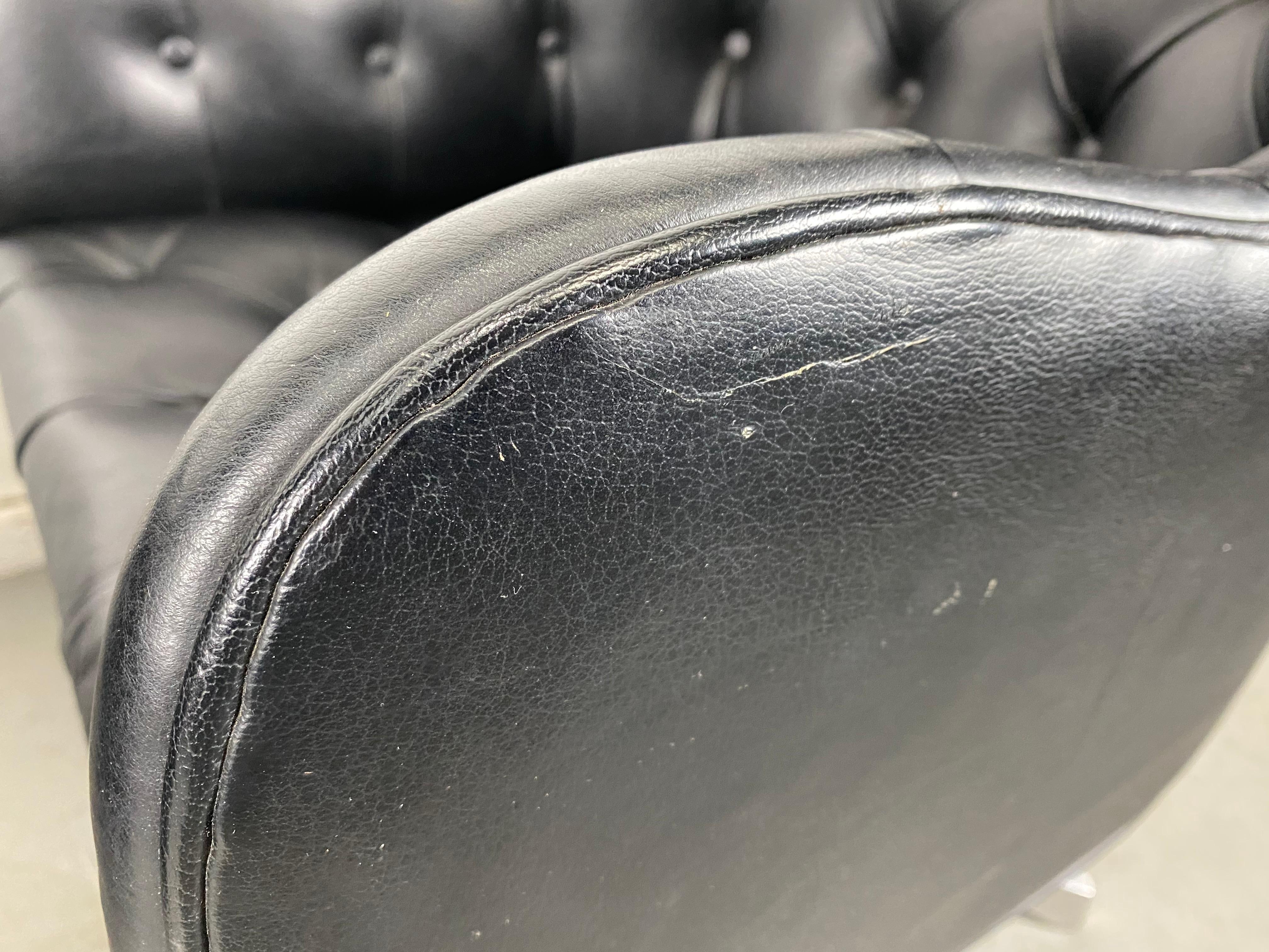 Paire de superbes chaises pivotantes en cuir touffeté de boutons noirs, Jens Risom pour Marble Bon état - En vente à Buffalo, NY