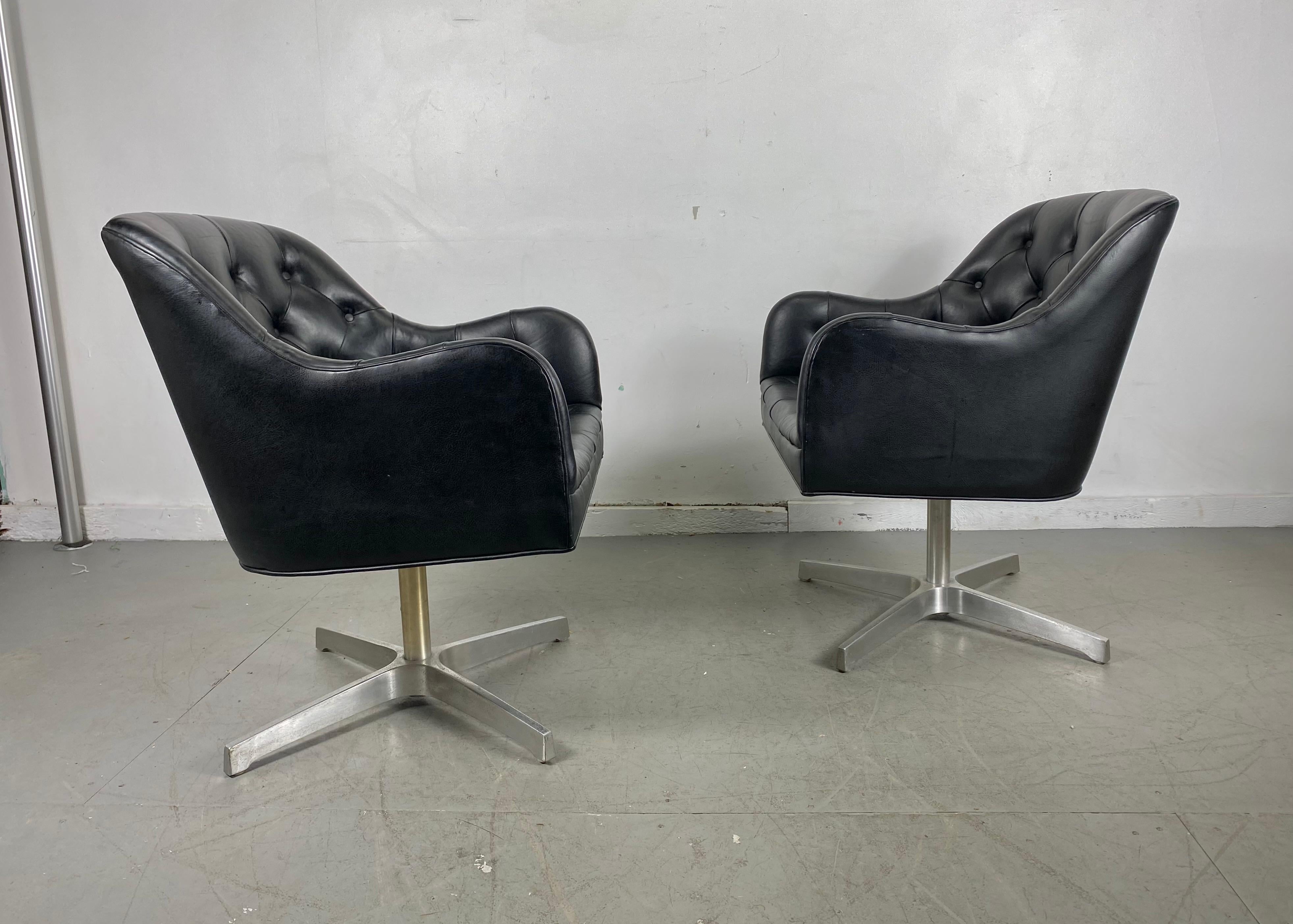 Milieu du XXe siècle Paire de superbes chaises pivotantes en cuir touffeté de boutons noirs, Jens Risom pour Marble en vente