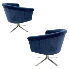 Atemberaubendes Paar flacher Barstühle aus blauem Samt Nicos Zorophos mit X-Fuß und drehbarem Stahl