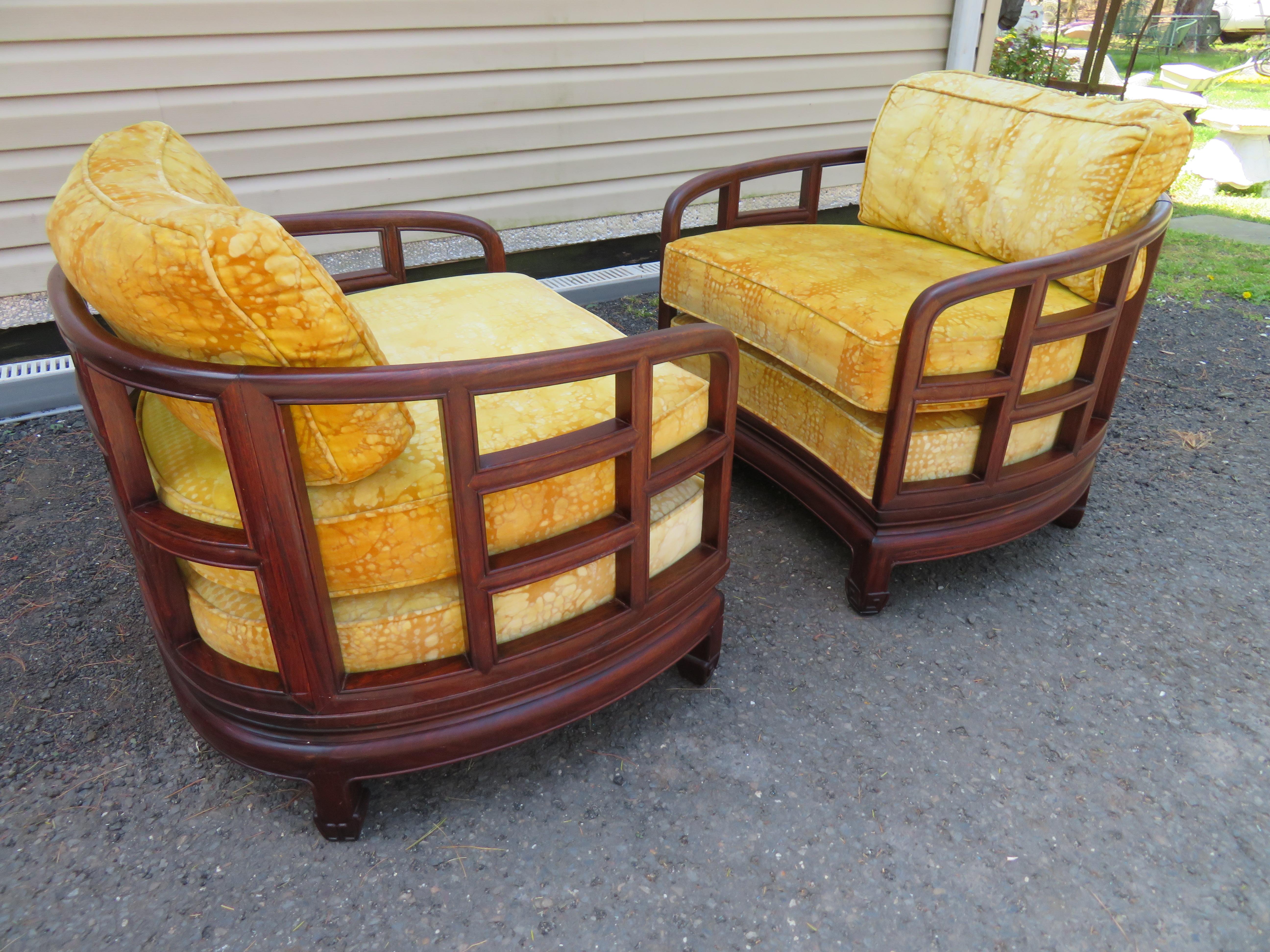 Atemberaubendes Paar Chinoiserie-Lounge-Sessel aus Rosenholz mit Fassrücken. Diese feinen Stühle sind mit dem herrlichen Jack Lenor Larsen Samtstoff bezogen. Wir haben 2 Paare, wenn mehrere benötigt werden - siehe die letzten Fotos, um das andere