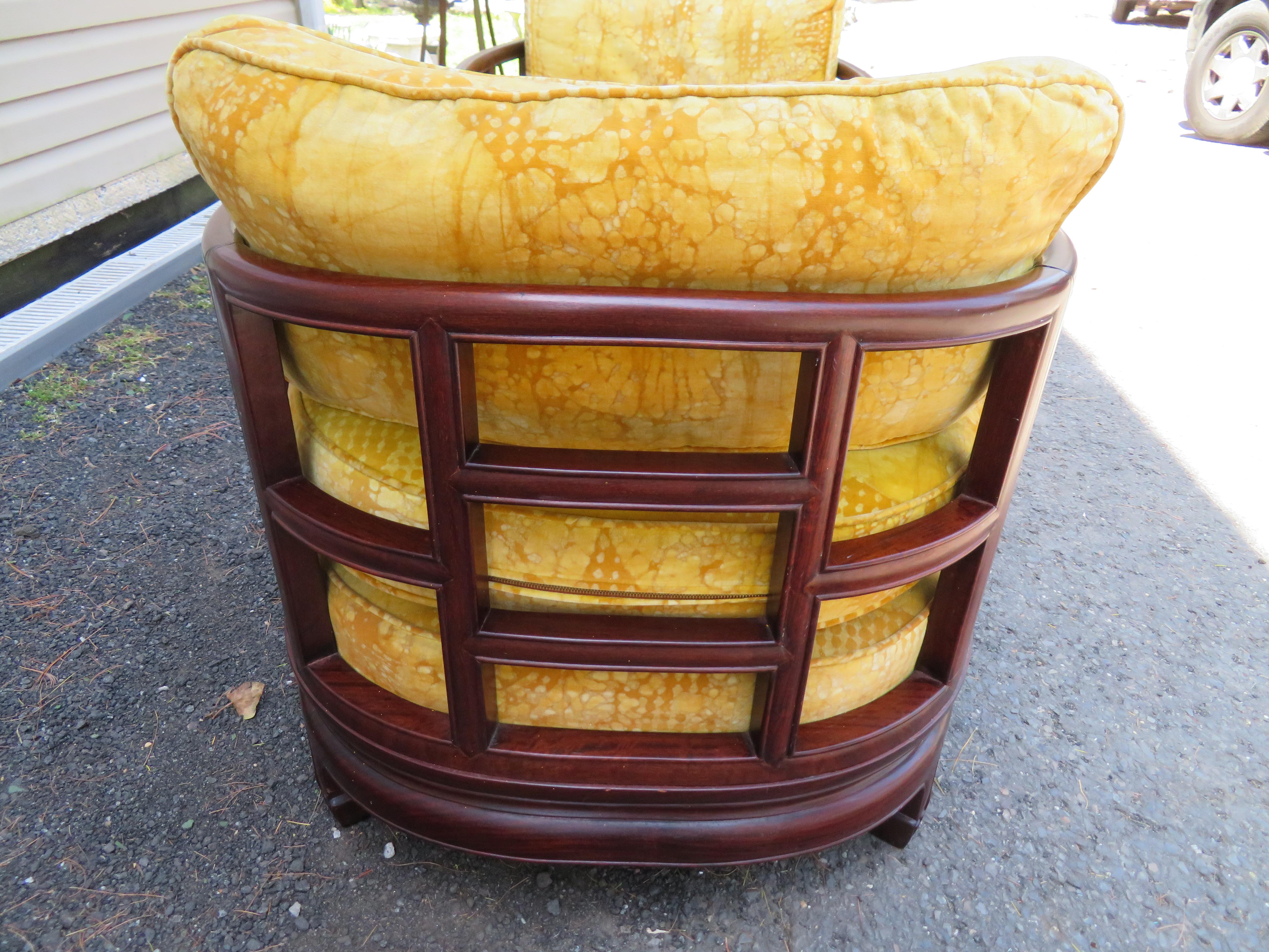 Chinoiseries Paire d'étonnantes chaises Chinoiserie à dossier tonneau en bois de rose Jack Lenor Larsen en vente