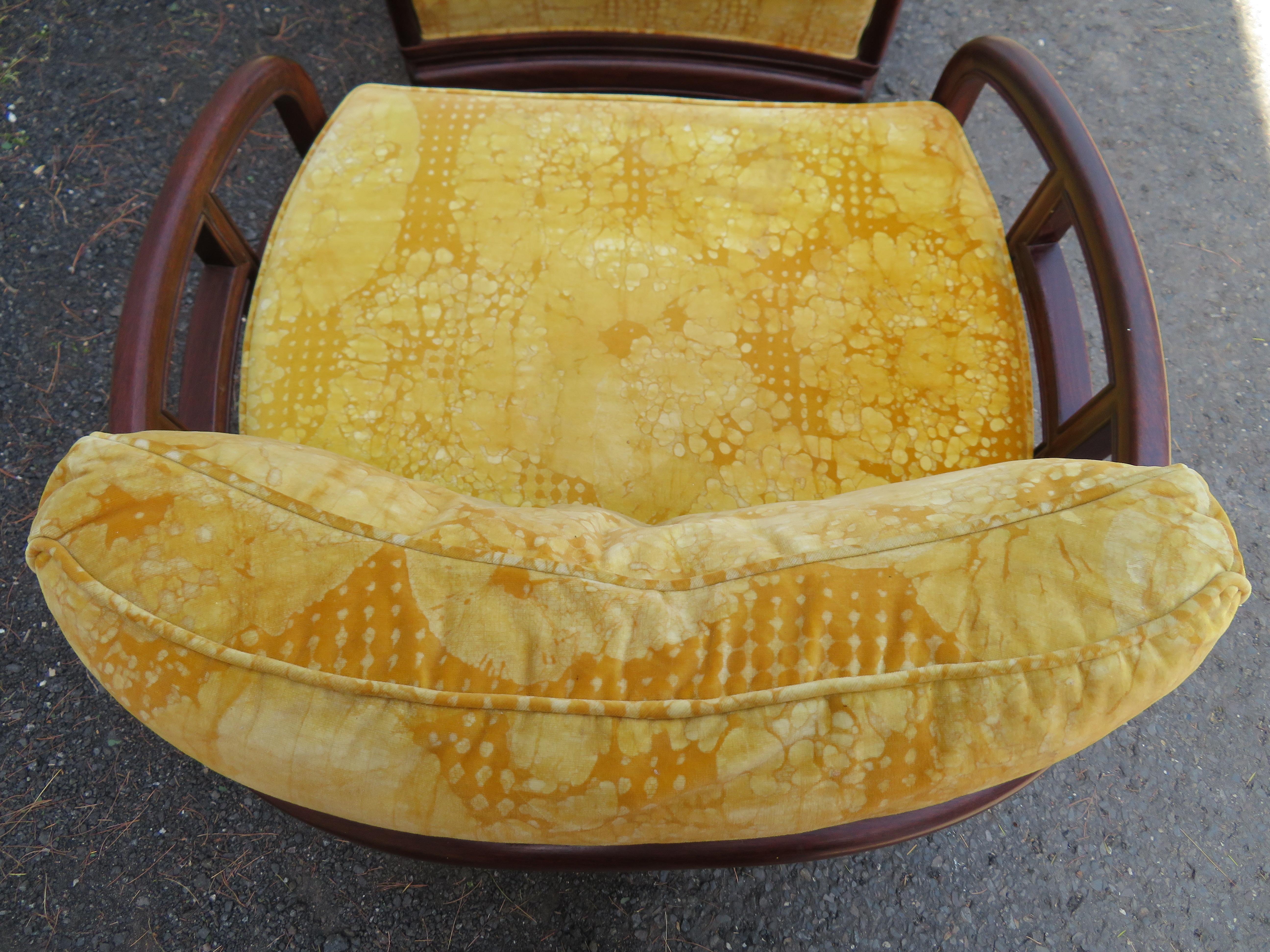 Paire d'étonnantes chaises Chinoiserie à dossier tonneau en bois de rose Jack Lenor Larsen Bon état - En vente à Pemberton, NJ