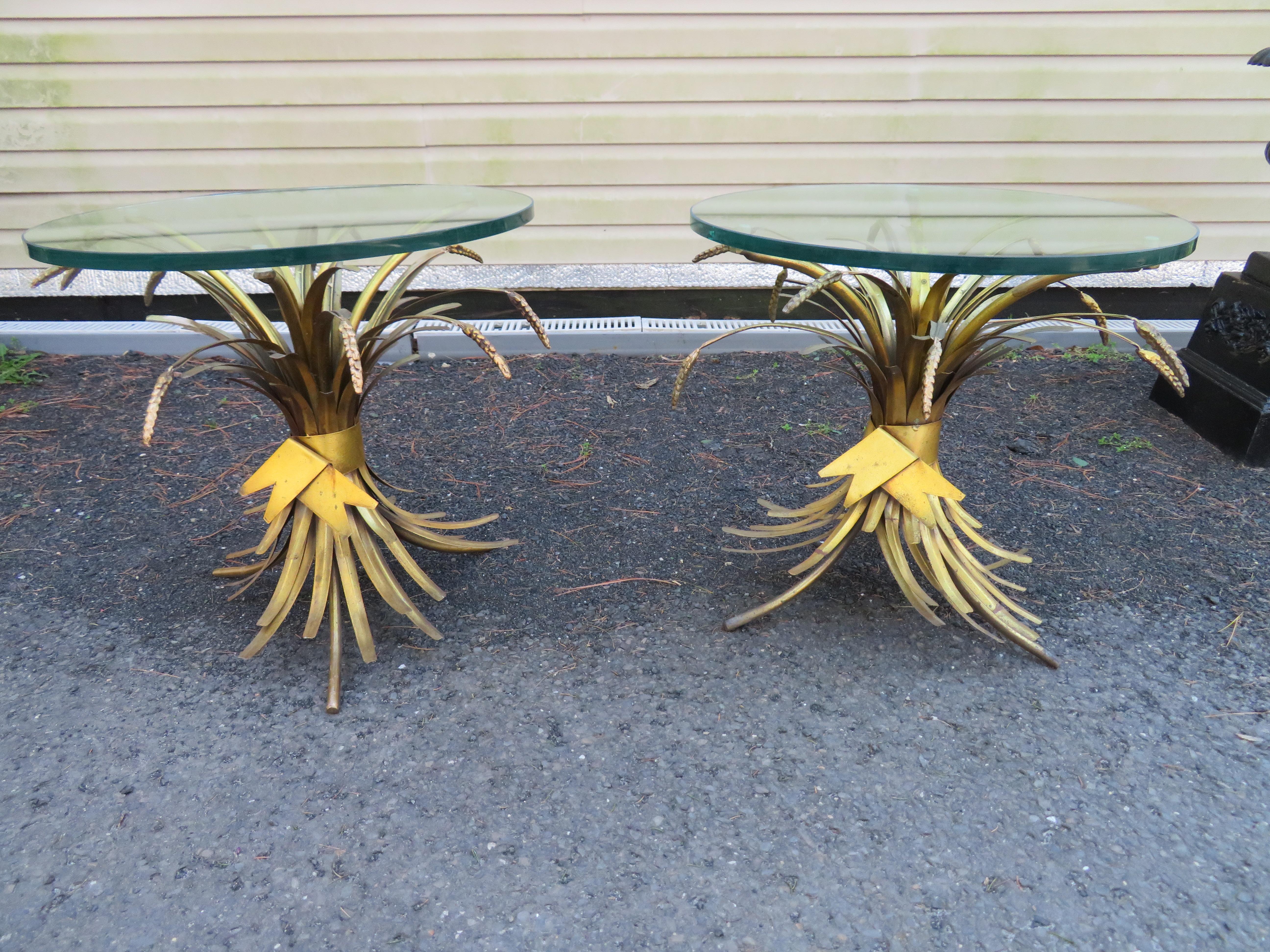 Superbe paire de tables sculpturales en métal doré avec des plateaux en verre rond de 3/4