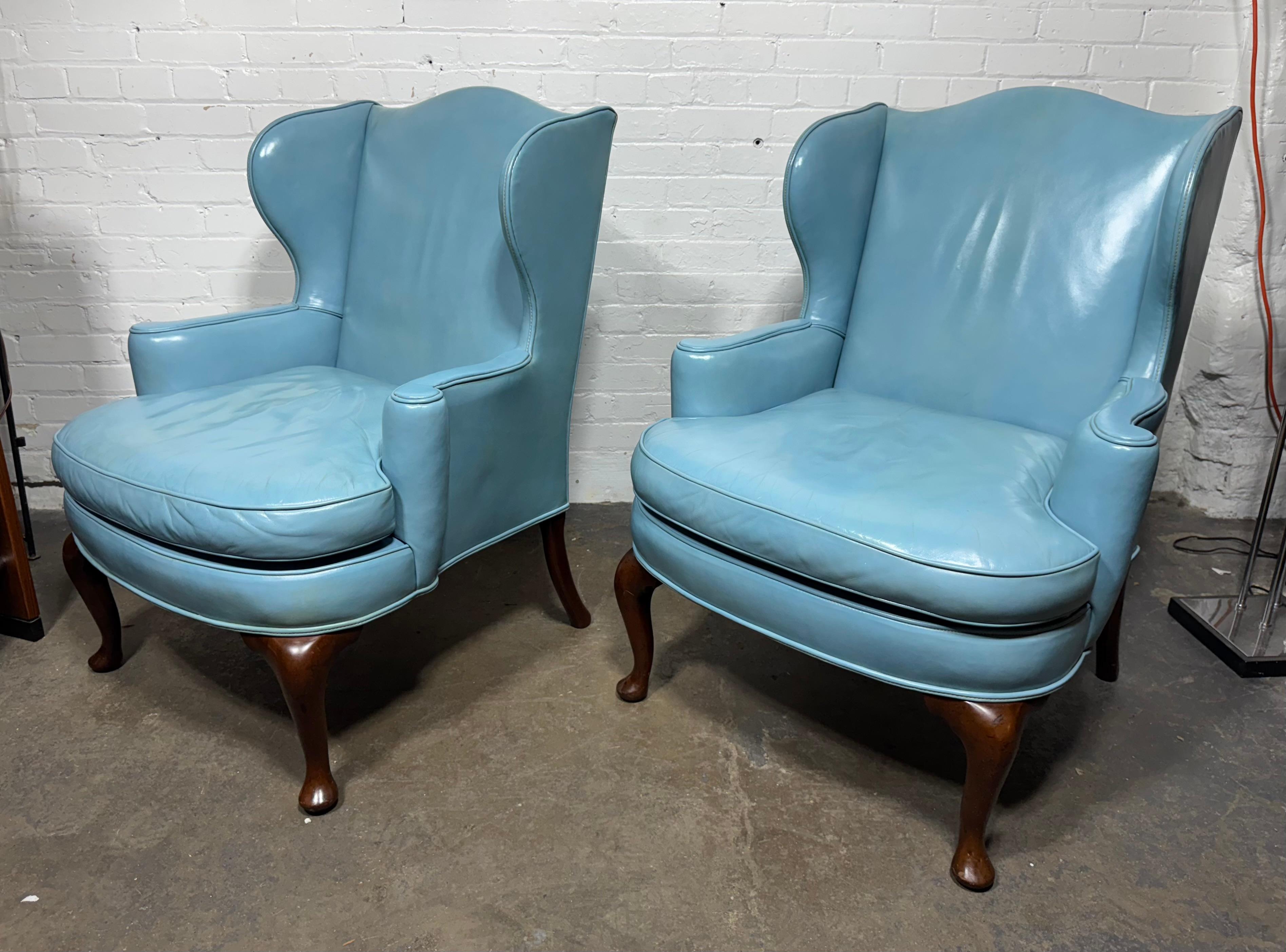 Superbe paire de petits fauteuils de salon en cuir bleu à dossier en forme d'aile par Kittinger en vente 3