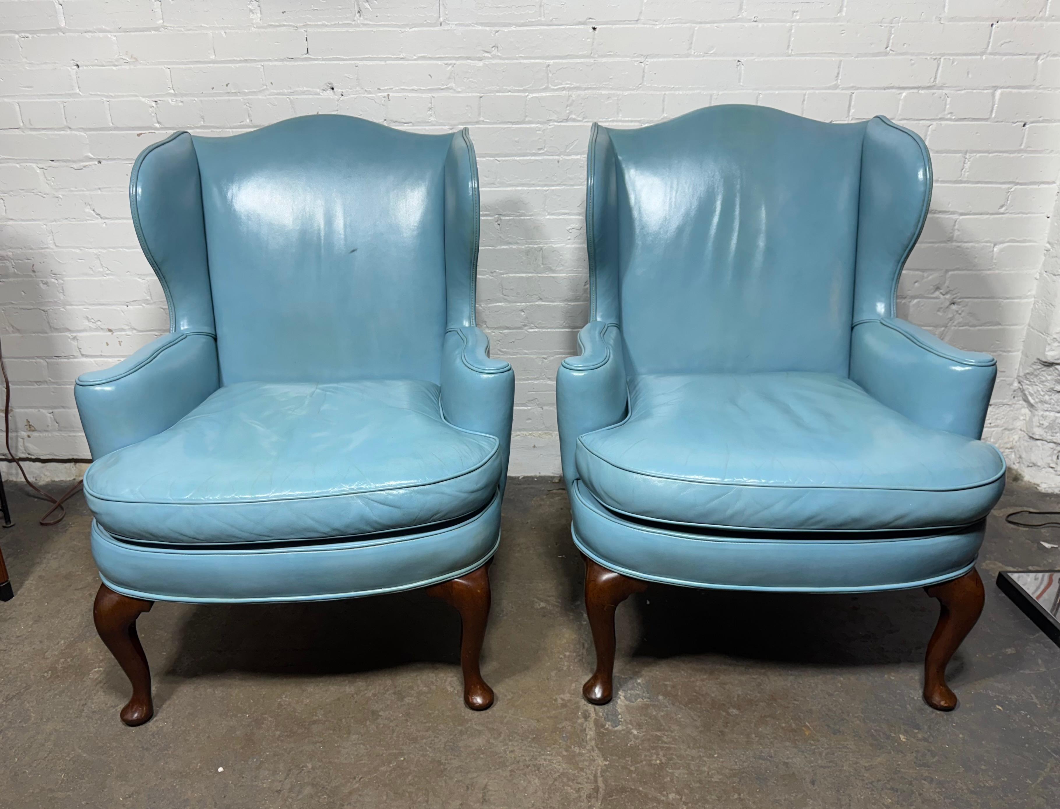 Superbe paire de petits fauteuils de salon en cuir bleu à dossier en forme d'aile par Kittinger en vente 4