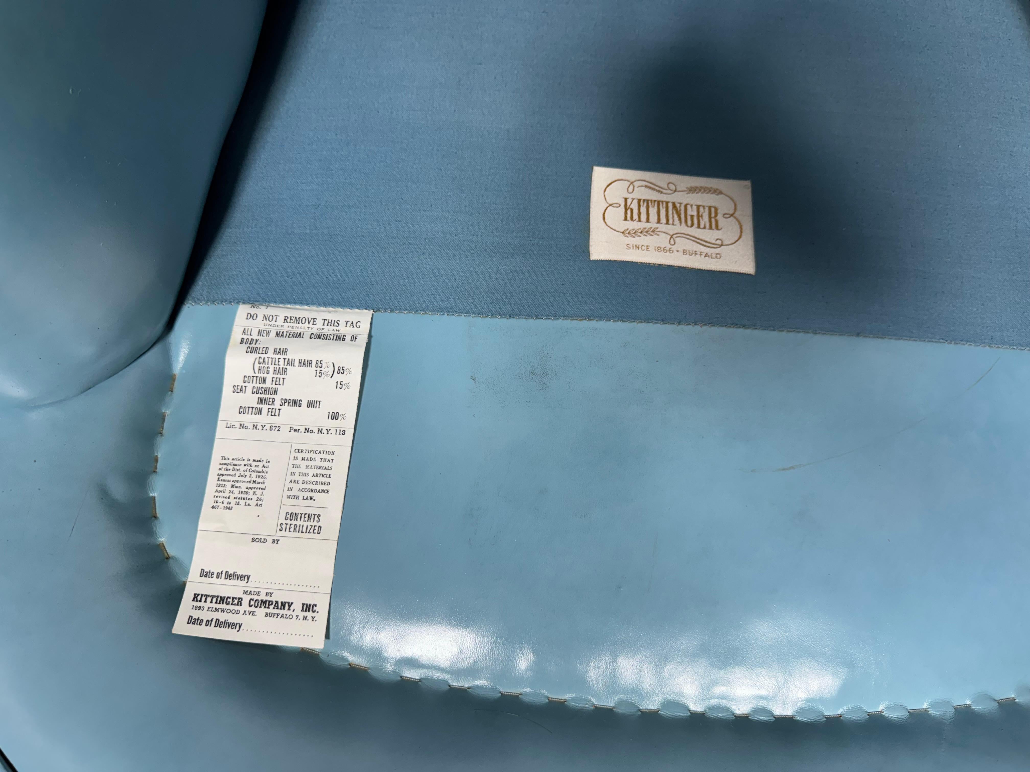 Superbe paire de petits fauteuils de salon en cuir bleu à dossier en forme d'aile par Kittinger en vente 5