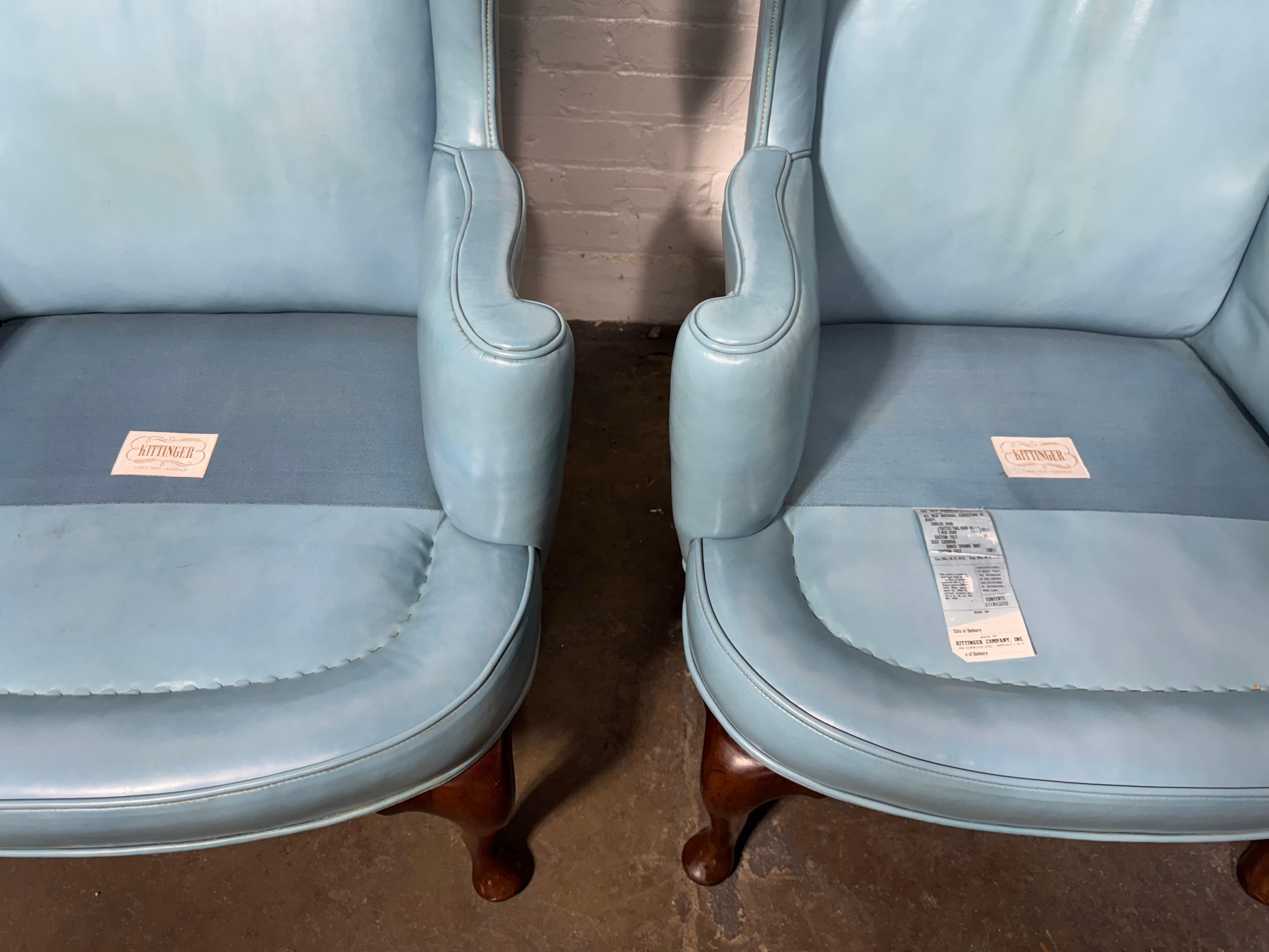 Superbe paire de petits fauteuils de salon en cuir bleu à dossier en forme d'aile par Kittinger en vente 6