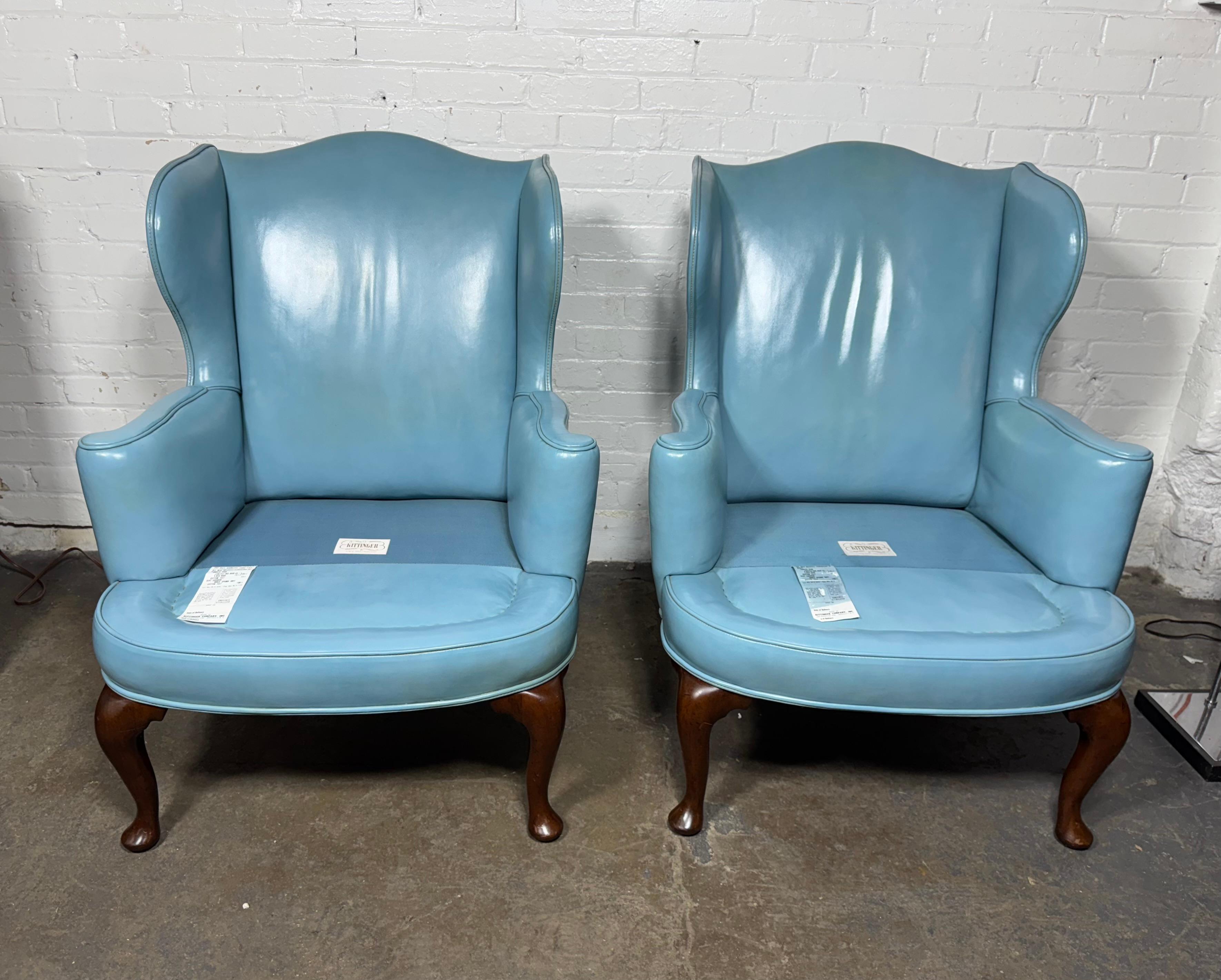 Superbe paire de petits fauteuils de salon en cuir bleu à dossier en forme d'aile par Kittinger en vente 7