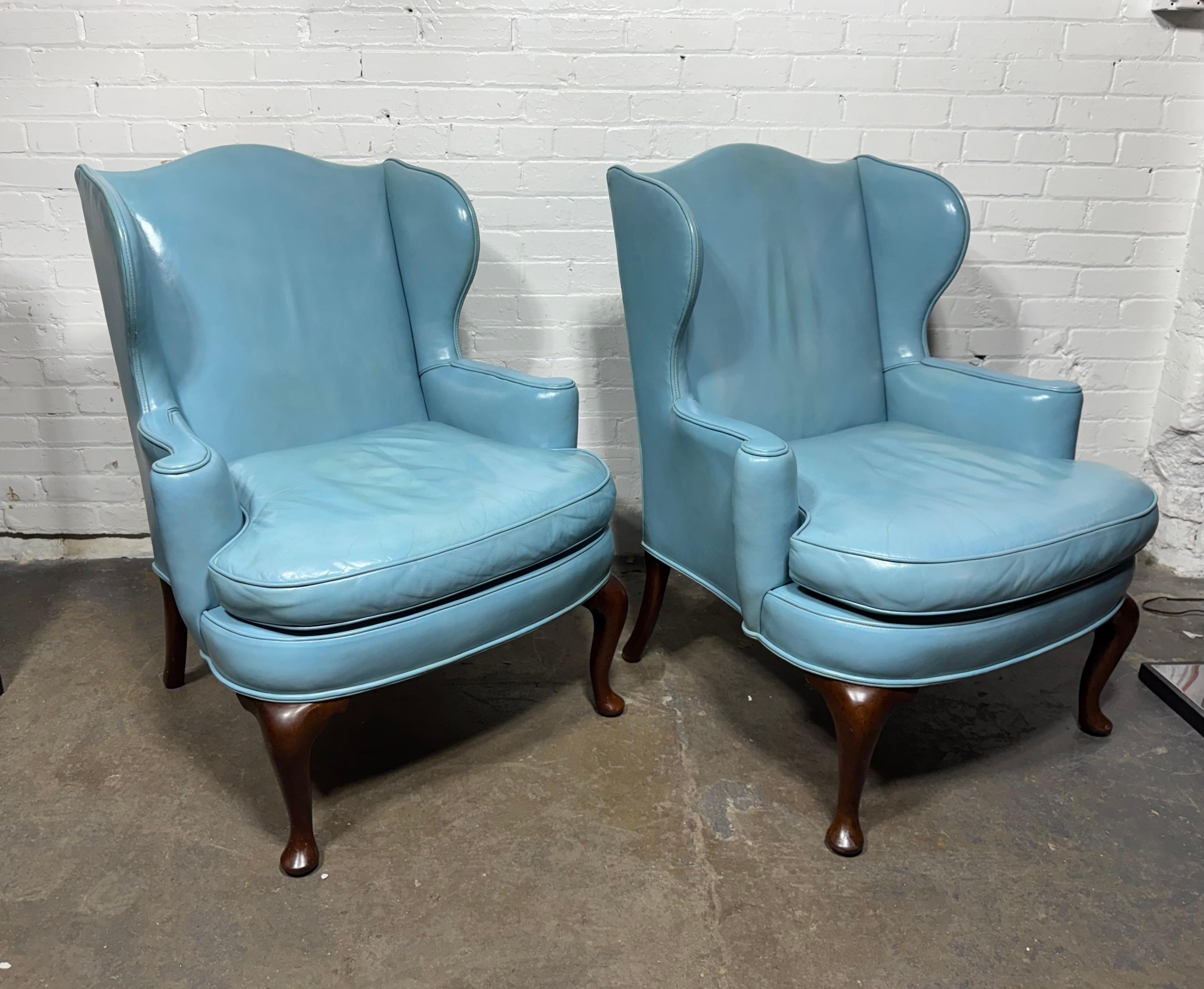 Queen Anne Superbe paire de petits fauteuils de salon en cuir bleu à dossier en forme d'aile par Kittinger en vente