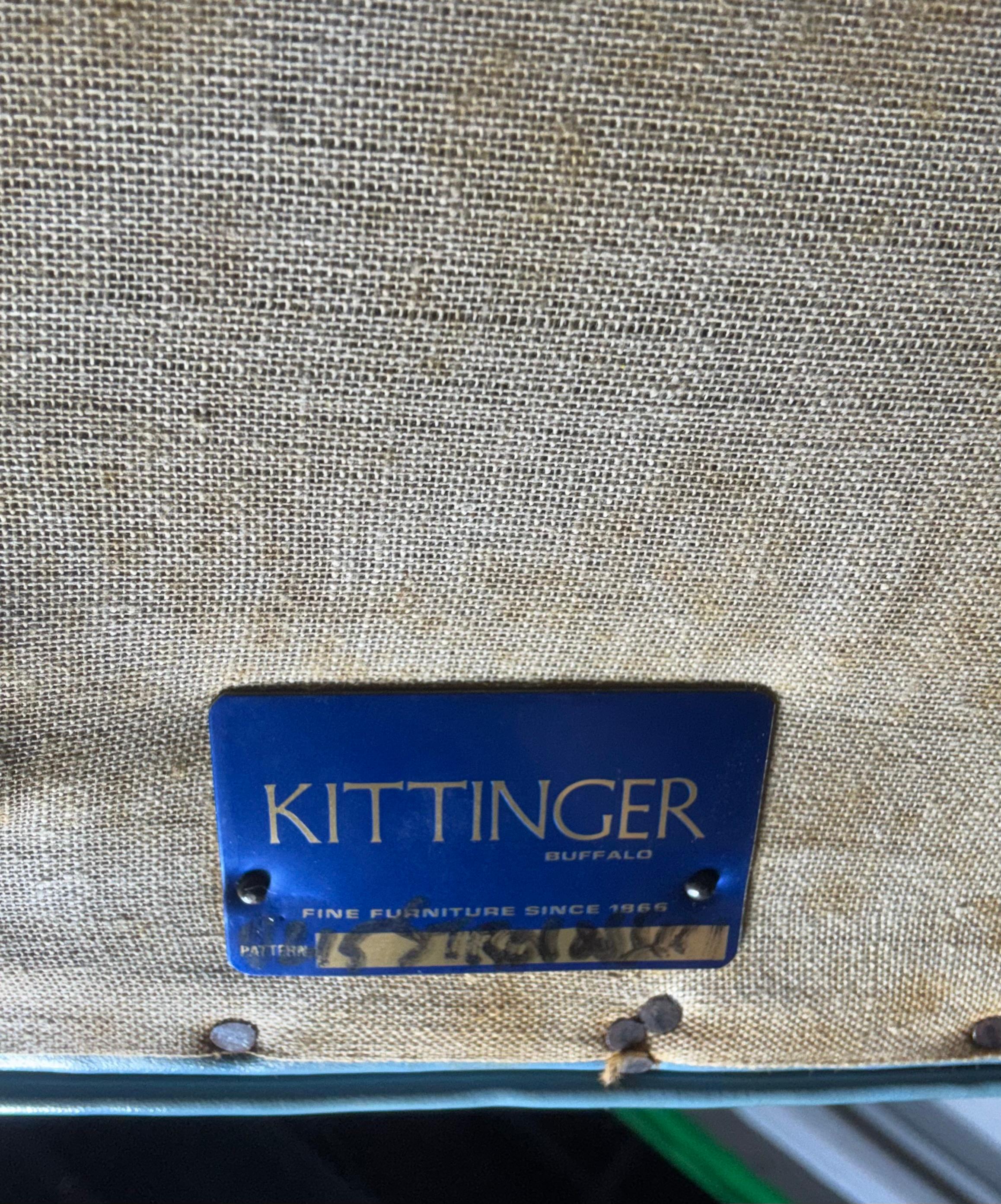 Américain Superbe paire de petits fauteuils de salon en cuir bleu à dossier en forme d'aile par Kittinger en vente