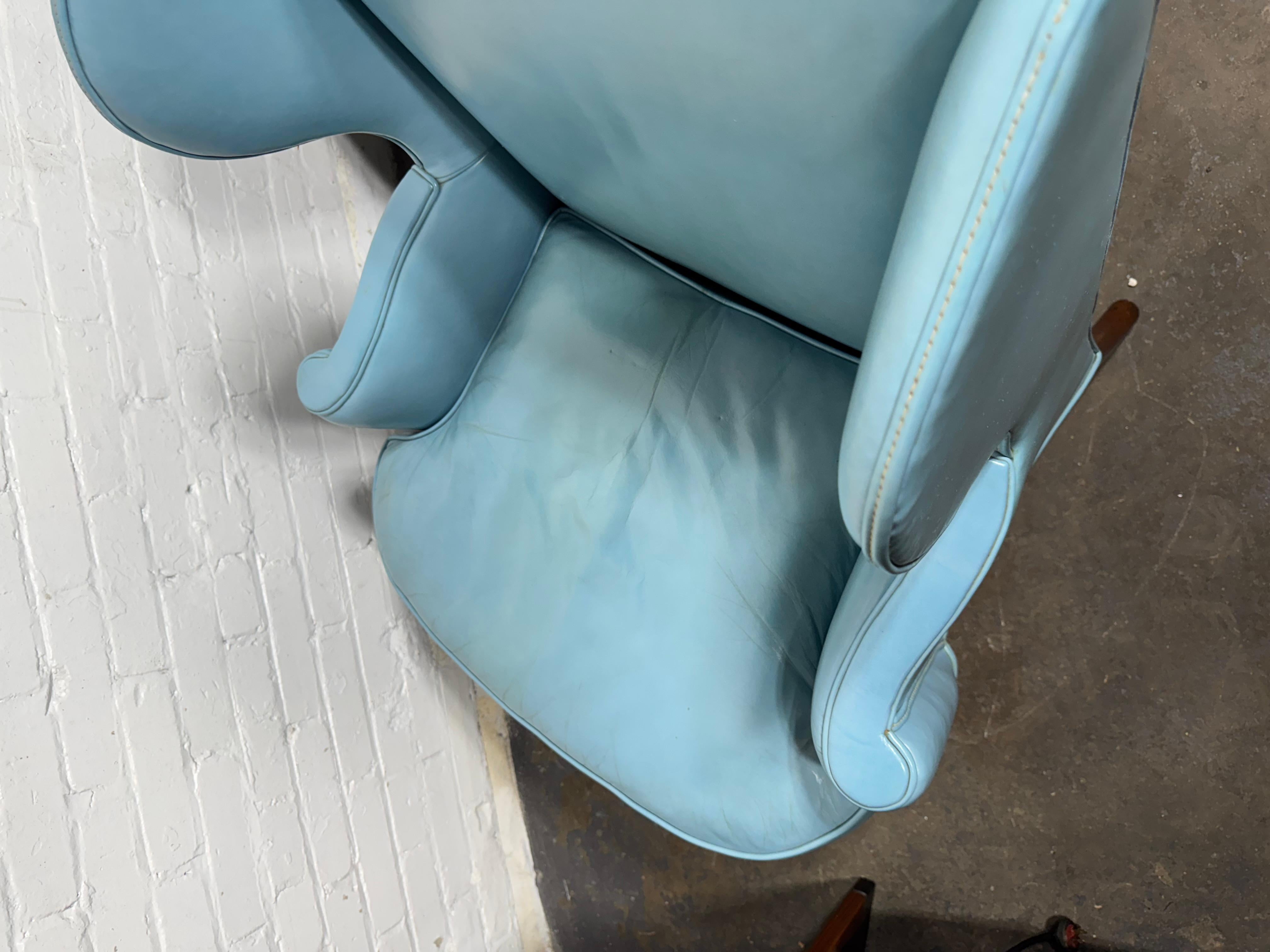 Superbe paire de petits fauteuils de salon en cuir bleu à dossier en forme d'aile par Kittinger Bon état - En vente à Buffalo, NY