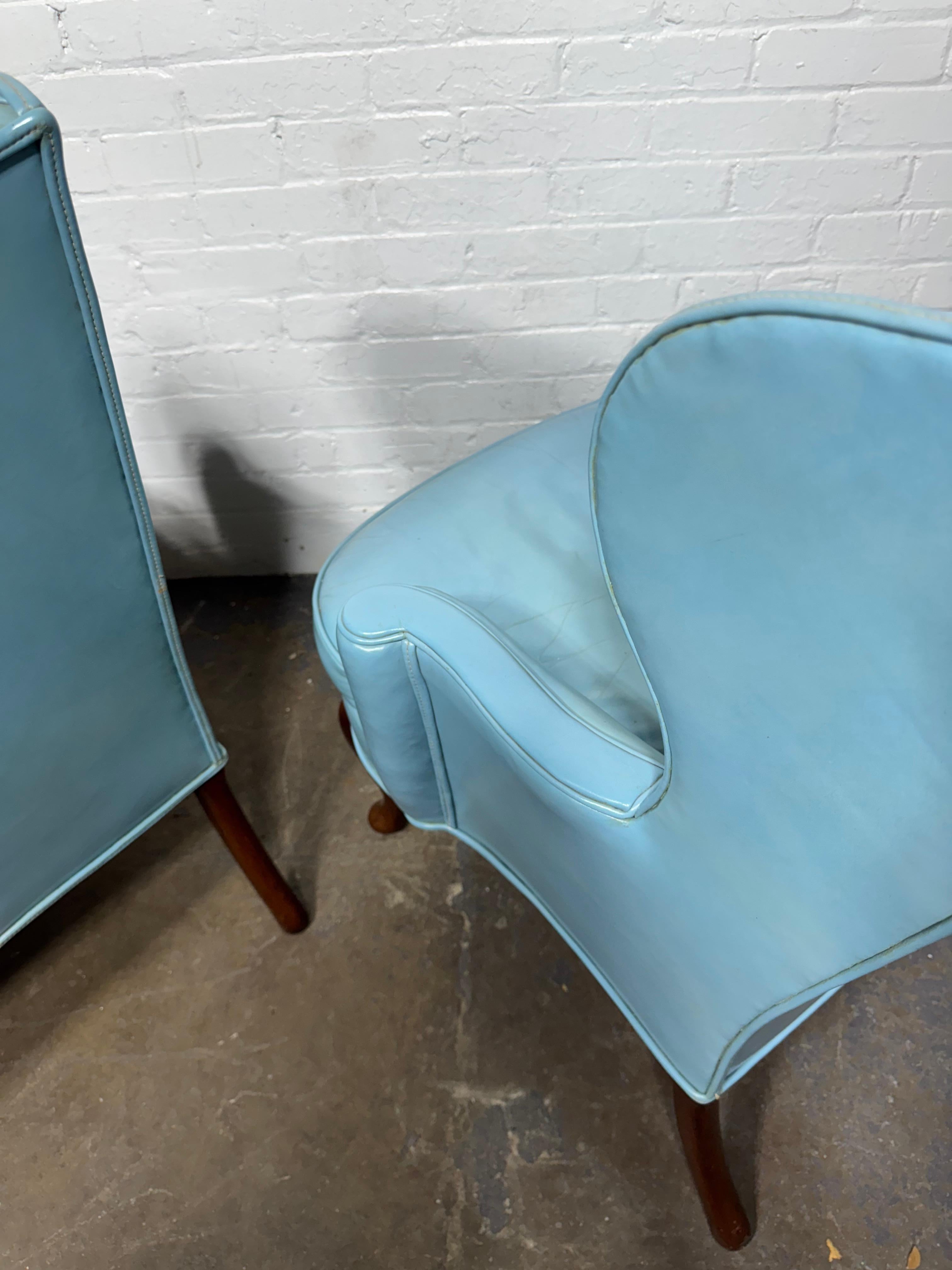 Milieu du XXe siècle Superbe paire de petits fauteuils de salon en cuir bleu à dossier en forme d'aile par Kittinger en vente