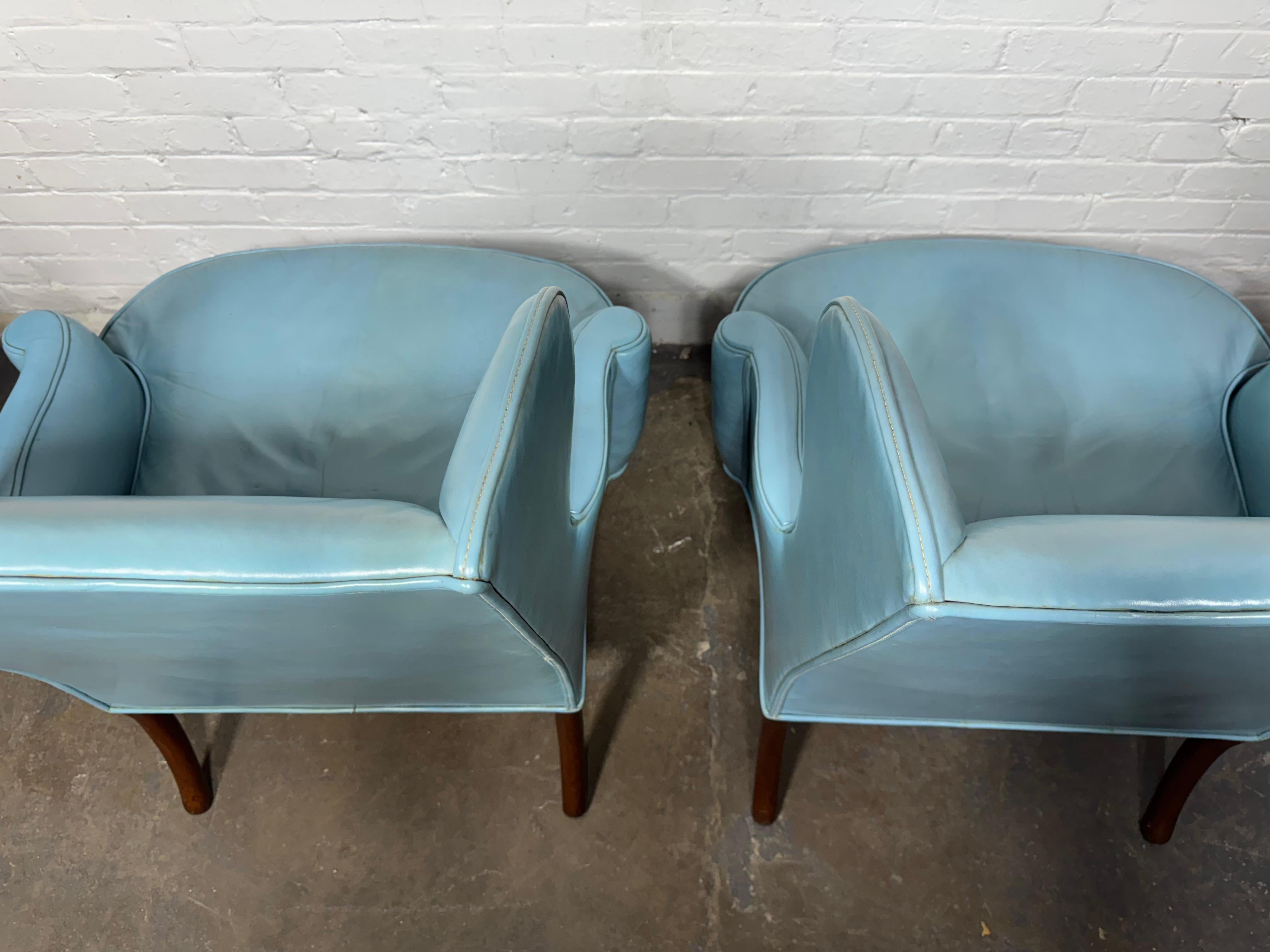 Cuir Superbe paire de petits fauteuils de salon en cuir bleu à dossier en forme d'aile par Kittinger en vente