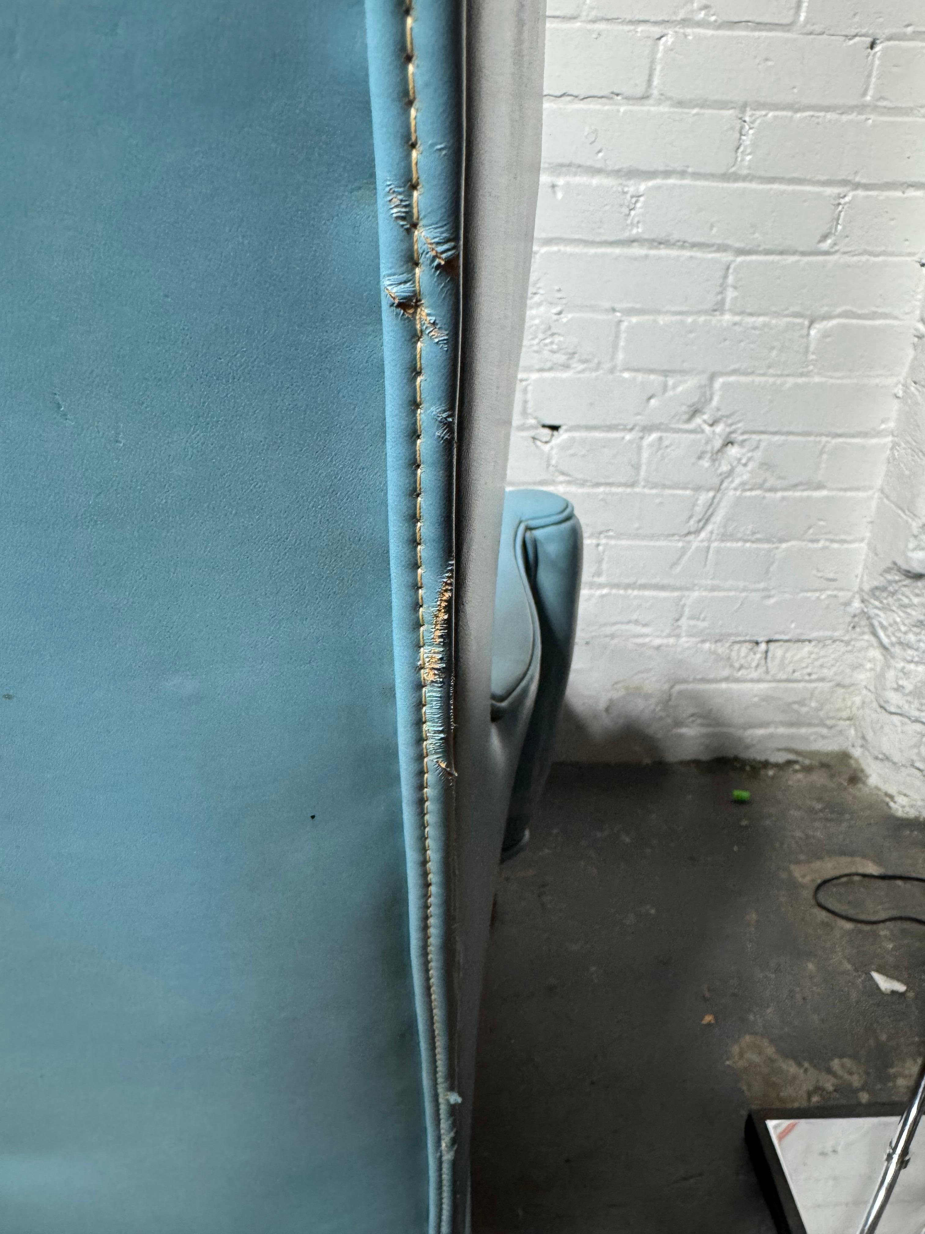 Superbe paire de petits fauteuils de salon en cuir bleu à dossier en forme d'aile par Kittinger en vente 1