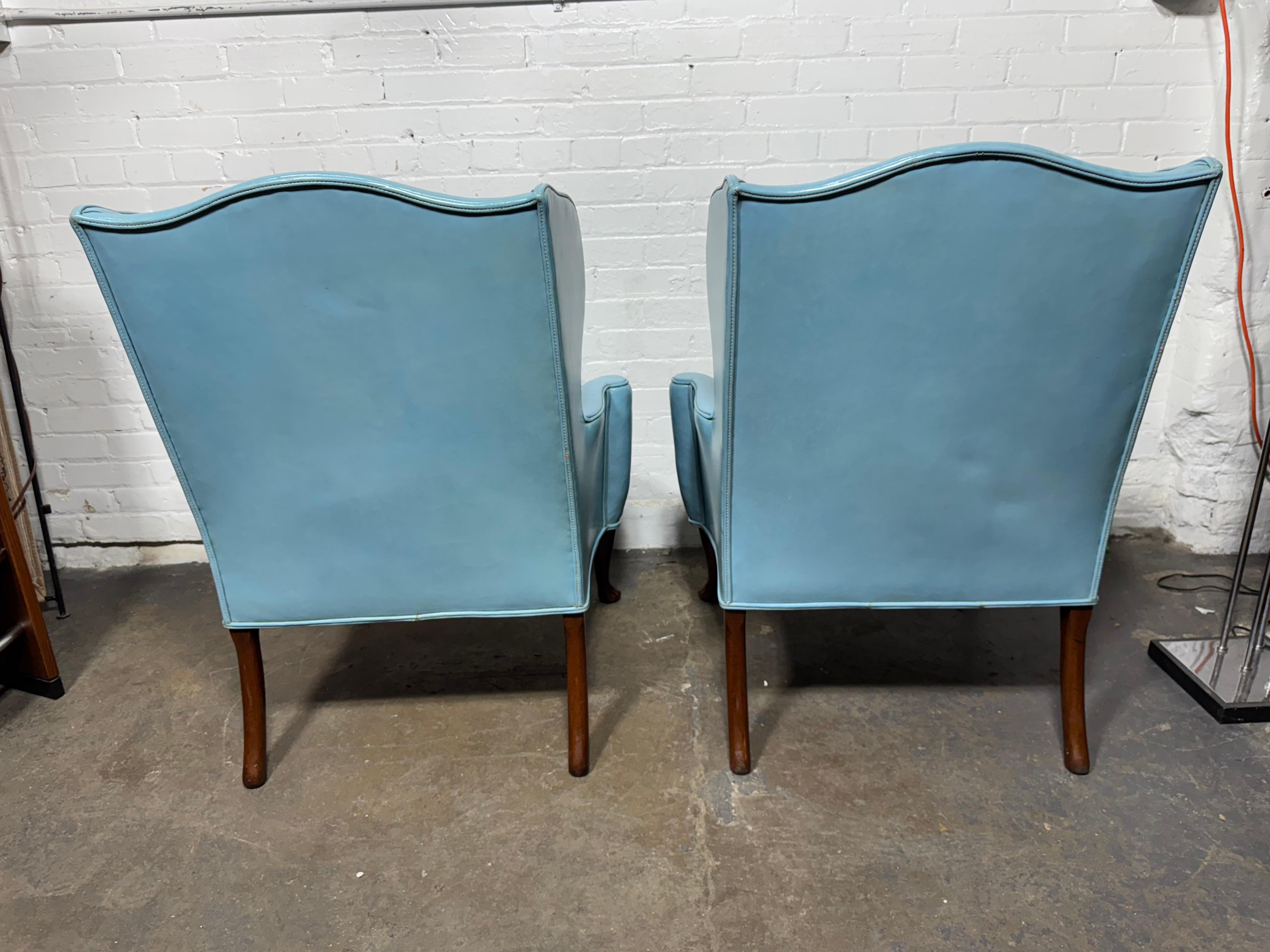 Superbe paire de petits fauteuils de salon en cuir bleu à dossier en forme d'aile par Kittinger en vente 2
