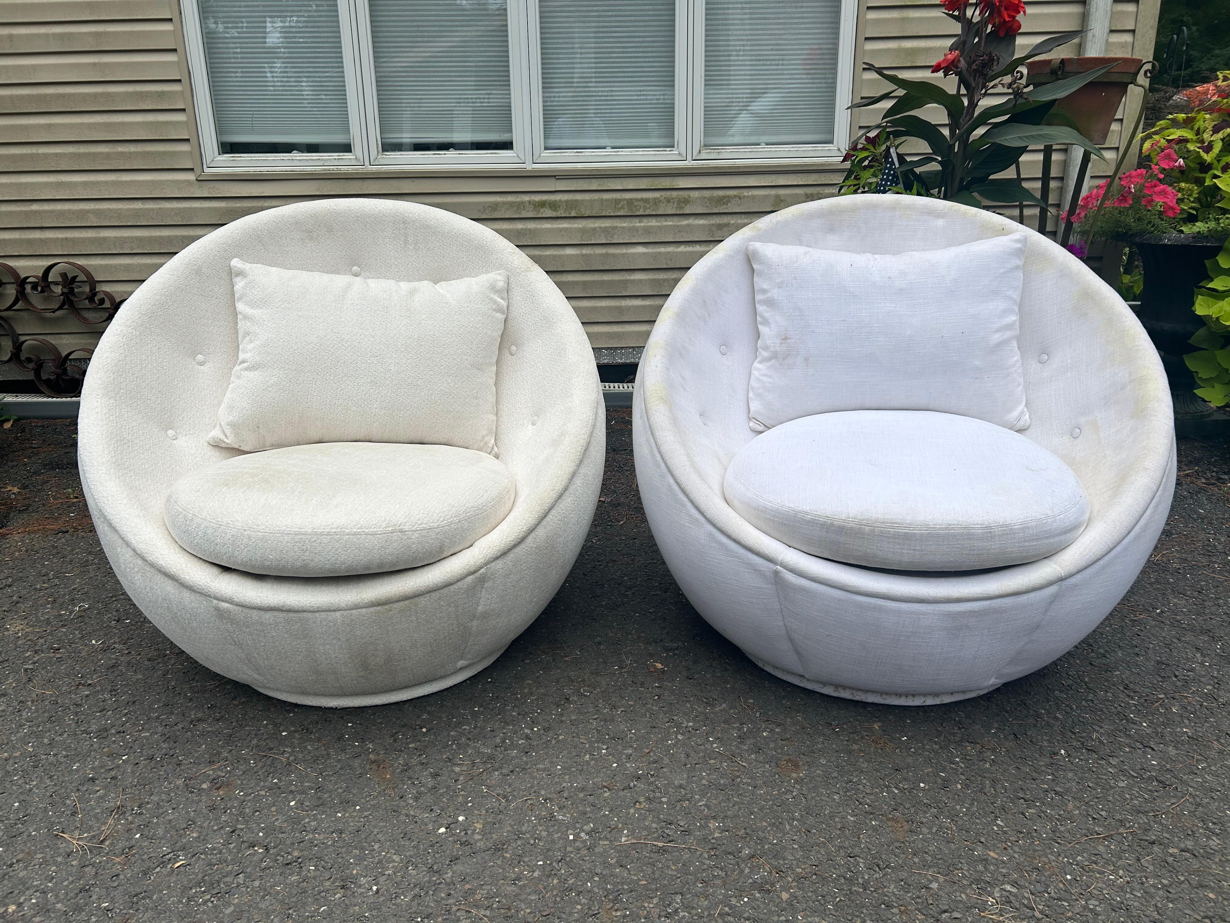 Dieses 1967 von Milo Baughman entworfene Drehstuhlpaar ist ein Klassiker der Mid-Century-Moderne. Mit seinem gepolsterten Drehfuß und der revolutionären Tonnenkonstruktion ist der Good Egg ein auffälliger Akzentstuhl. Ein Stuhl ist mit weißem Leinen